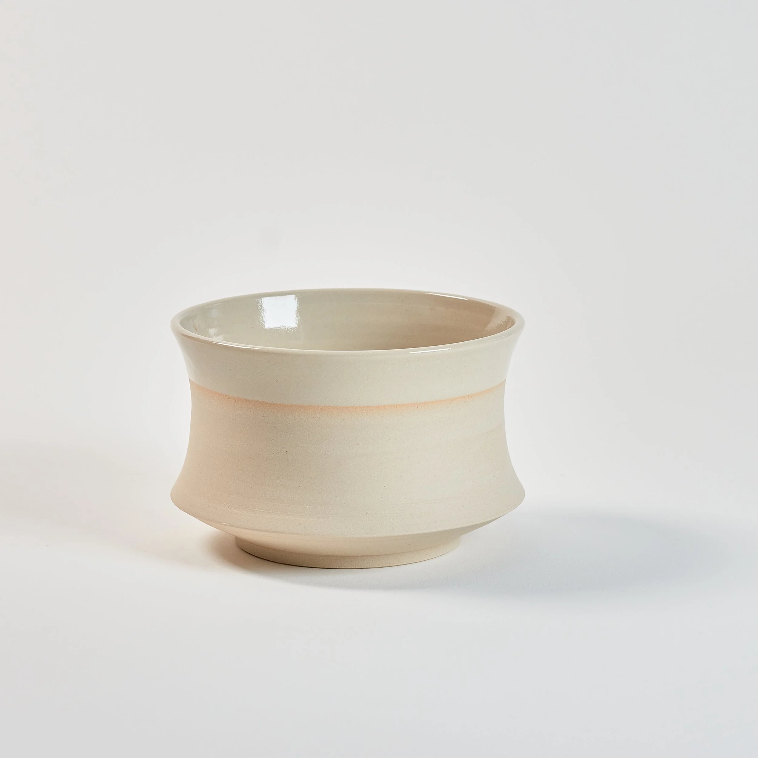 Becher "konkav" groß - cremefarbenes Steinzeug, transparente Glasur