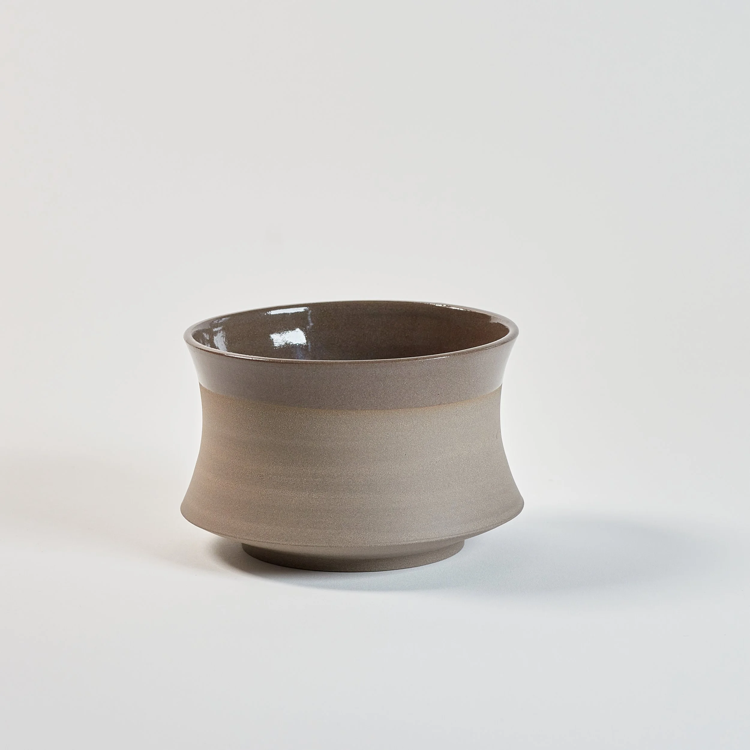 Becher "konkav" groß - anthrazitfarbenes Steinzeug, transparente Glasur