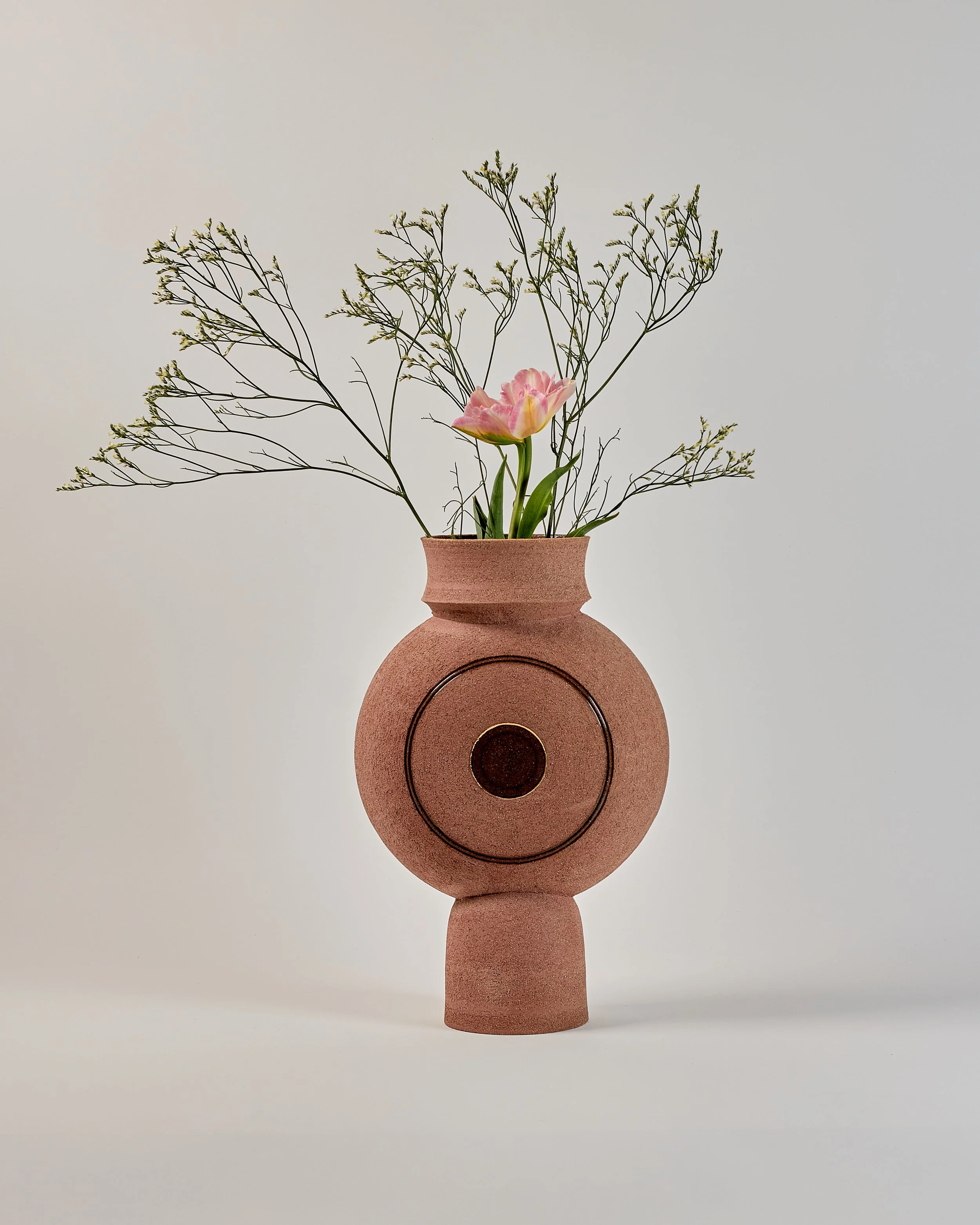 Aurum No. 01 - braunes Steinzeug Skulptur/Vase, transparente Glasur, Gold