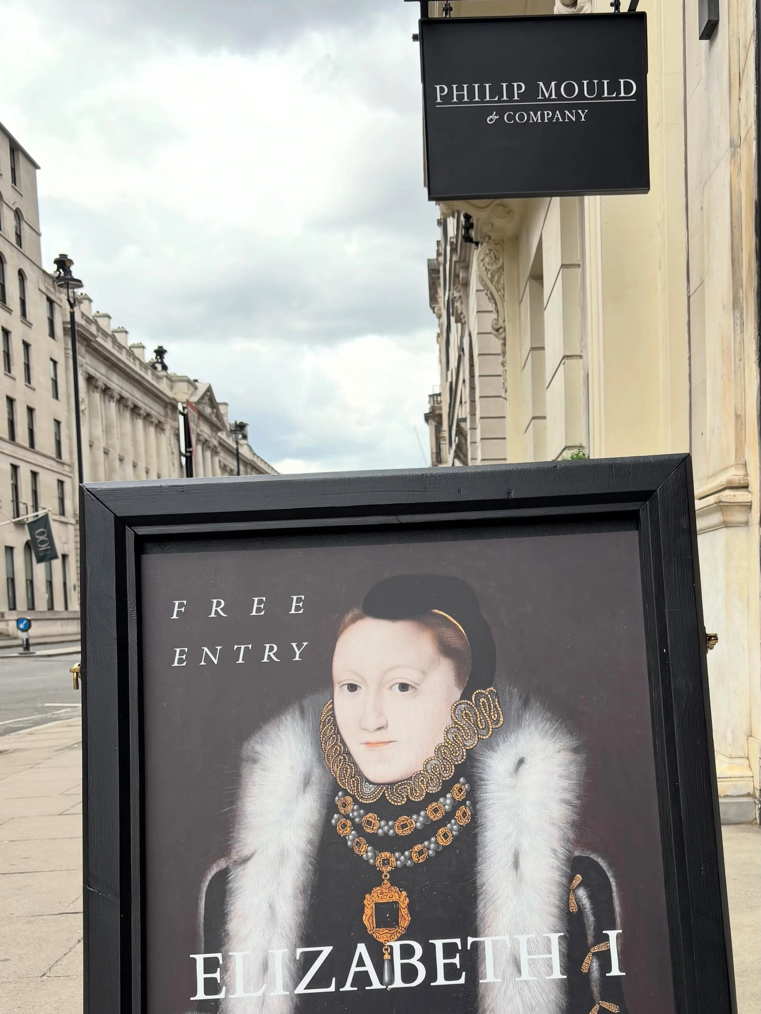 Thank you @sothebysinstitute for inviting me to lecture on Elizabethan portraiture yesterday at 30 Bedford Square in Bloomsbury - and thank you, too, to @philip_mould_gallery, 18-19 Pall Mall, SW1, for letting me bring the class to the gallery after 