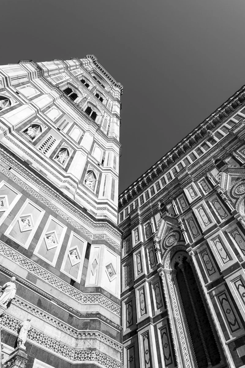 Schwarz-Weiß-Foto des Florentiner Doms, Santa Maria del Fiore, mit Blick auf den Campanile, die gotische Kathedrale in Florenz, Italien.