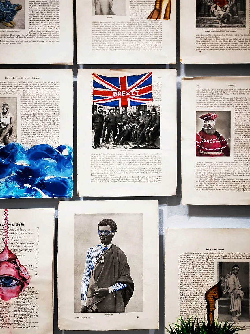 Brett av avisutklipp med bilder av mennesker, kunstverk og en britisk flagg med 'Brexit'-skrift, samt fotografier av en ung person, en mann med en drakt, og kunstverk i forskjellige stiler.