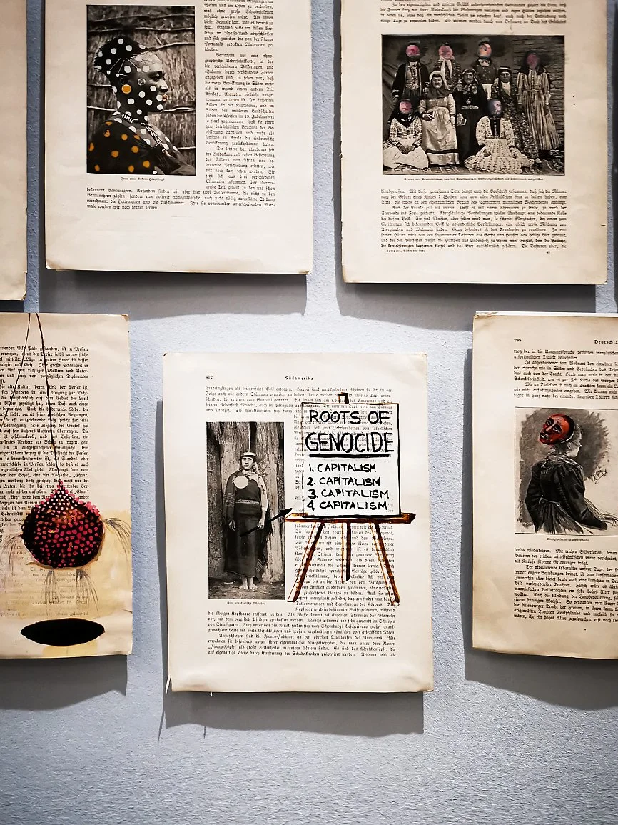 Fem plakater med svart-hvitt fotografier og grafiske elementer, inkludert en kvinne med svart og hvitt mønster, en gruppe mennesker i tradisjonelle klær, en plakat om 'Roots of Genocide' med punktliste, og en person med maskerende ansiktsmaske.
