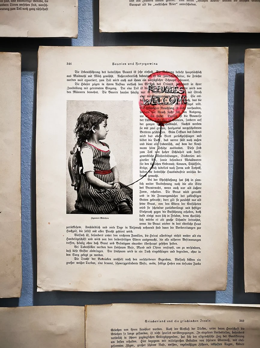 En svart-hvitt bilde av en ung jente i en stripete kjole som sitter på en stol, sett fra siden. Bildet er i et antikt dokument.