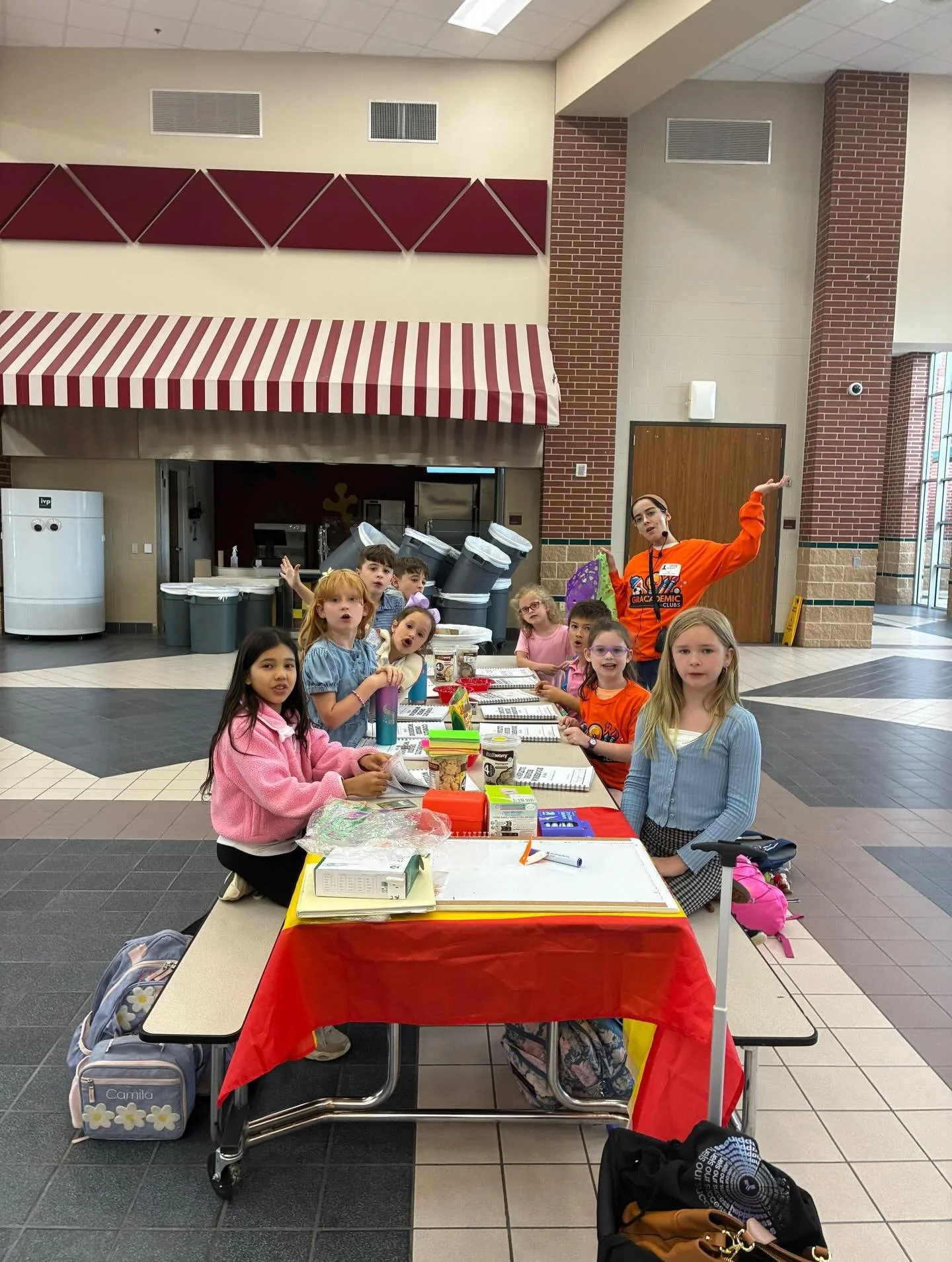 In Spanish club we had fun Counting by tens, playing Sim&oacute;n Dice (&ldquo;saltar,&rdquo; &ldquo;vuelta,&rdquo; &ldquo;correr,&rdquo; &ldquo;sentarse&rdquo;), and exploring s&iacute;labas 🇪🇸
Last class combined movement, repetition, and early r