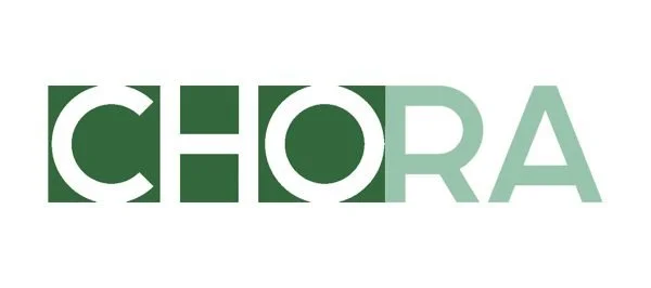 Il testo 'CHORA' scritto in lettere grandi e colore sfumato tra verde scuro e verde chiaro.