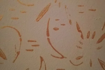 Motivi decorativi astratti su una parete