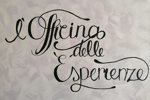 Scritta in calligrafia: "l'ufficio delle speranze" su una parete