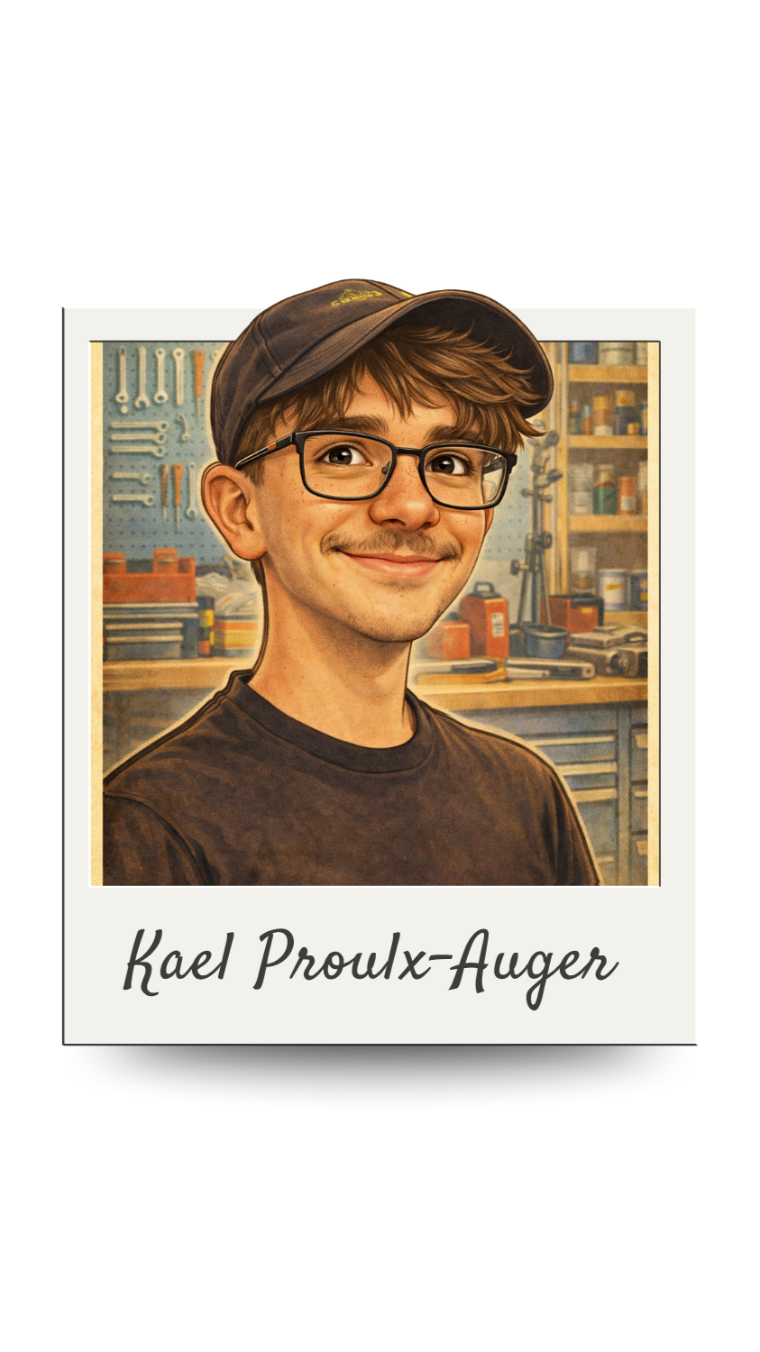 Portrait d'un jeune homme portant des lunettes, un maillot noir et une casquette, dans un atelier avec des outils et des étagères en arrière-plan. Texte : 'Kael Proulx-Auger'.