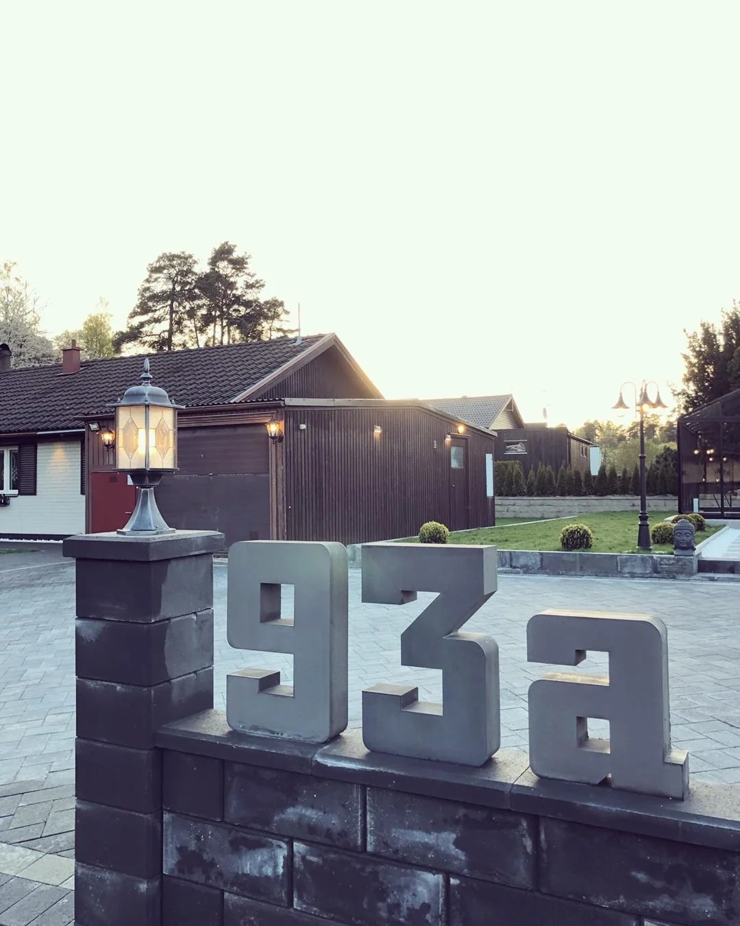 Husnummer 93a i mørkegrå stål på grov stenvæg