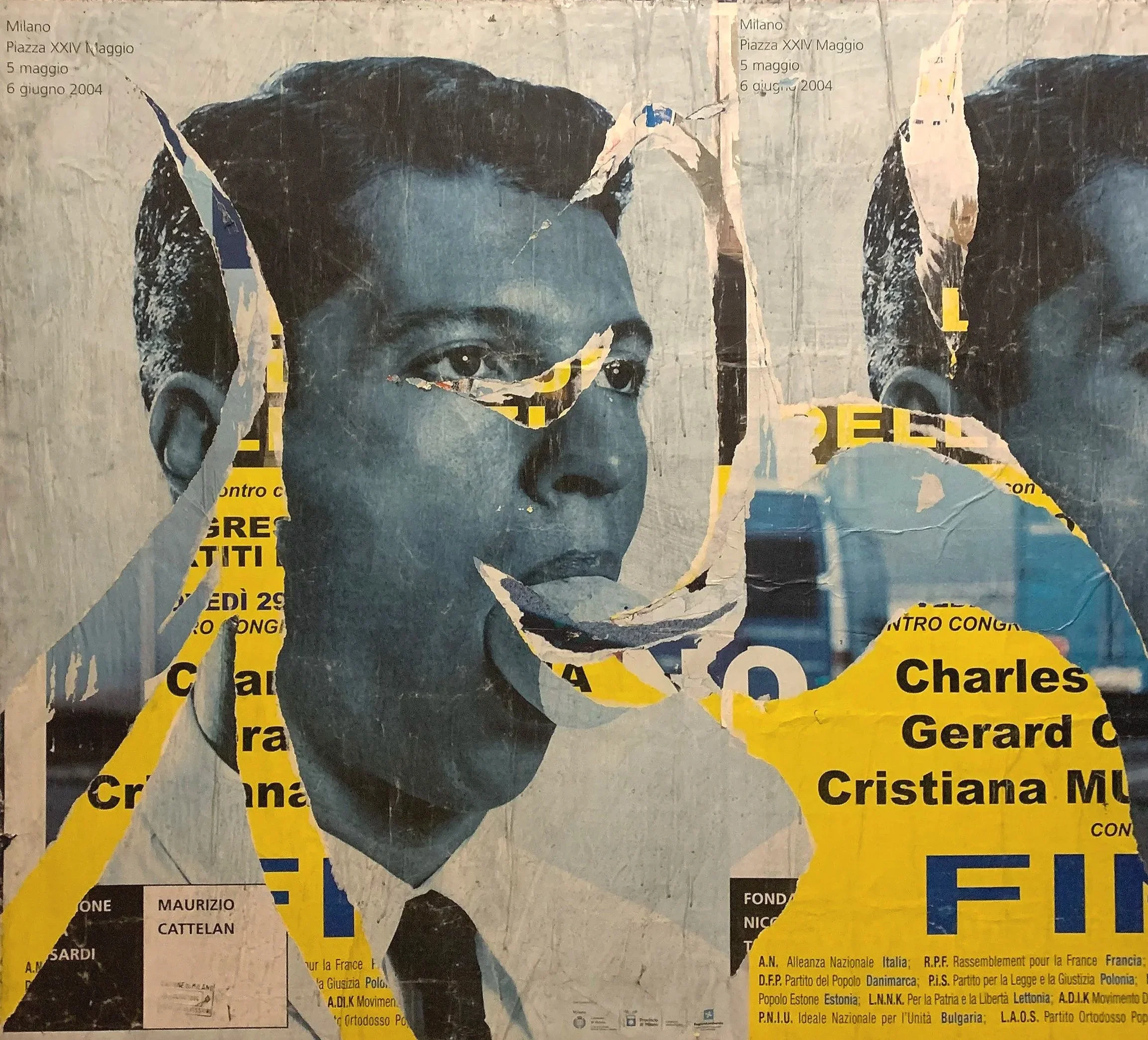 Poster strappato di una donna con un vestito in bianco e nero, che tiene una mano vicino alla testa, con testo sovrapposto in italiano e francese.