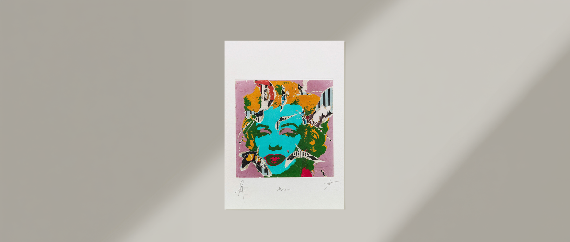 Stampa artistica di un ritratto in stile pop art di una donna con capelli ricci arancioni, naso piccolo e labbra rosse, su sfondo rosa con dettagli colorati.