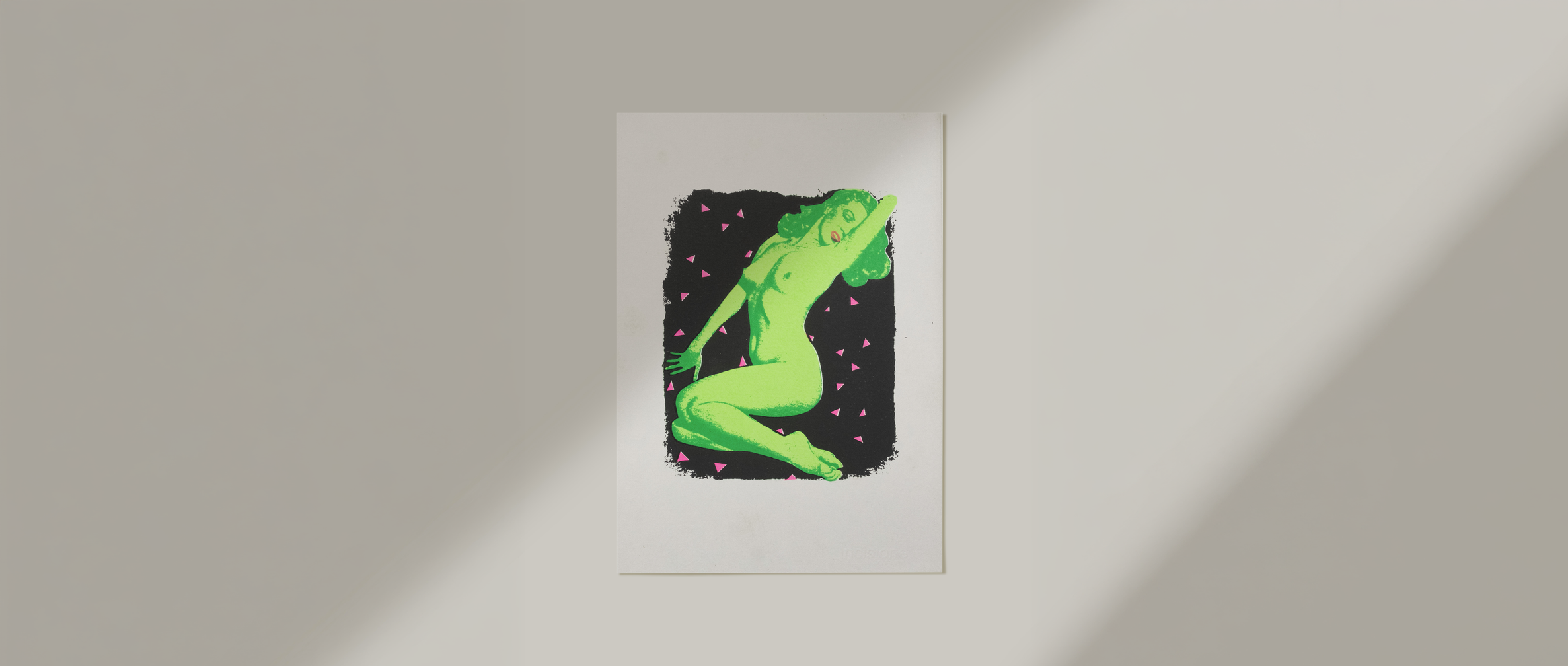 Poster di un'illustrazione di una donna nuda con pelle verde, con capelli ricci, in una posa distesa con un braccio sopra la testa, contro uno sfondo nero con tanti triangoli rosa piccoli.