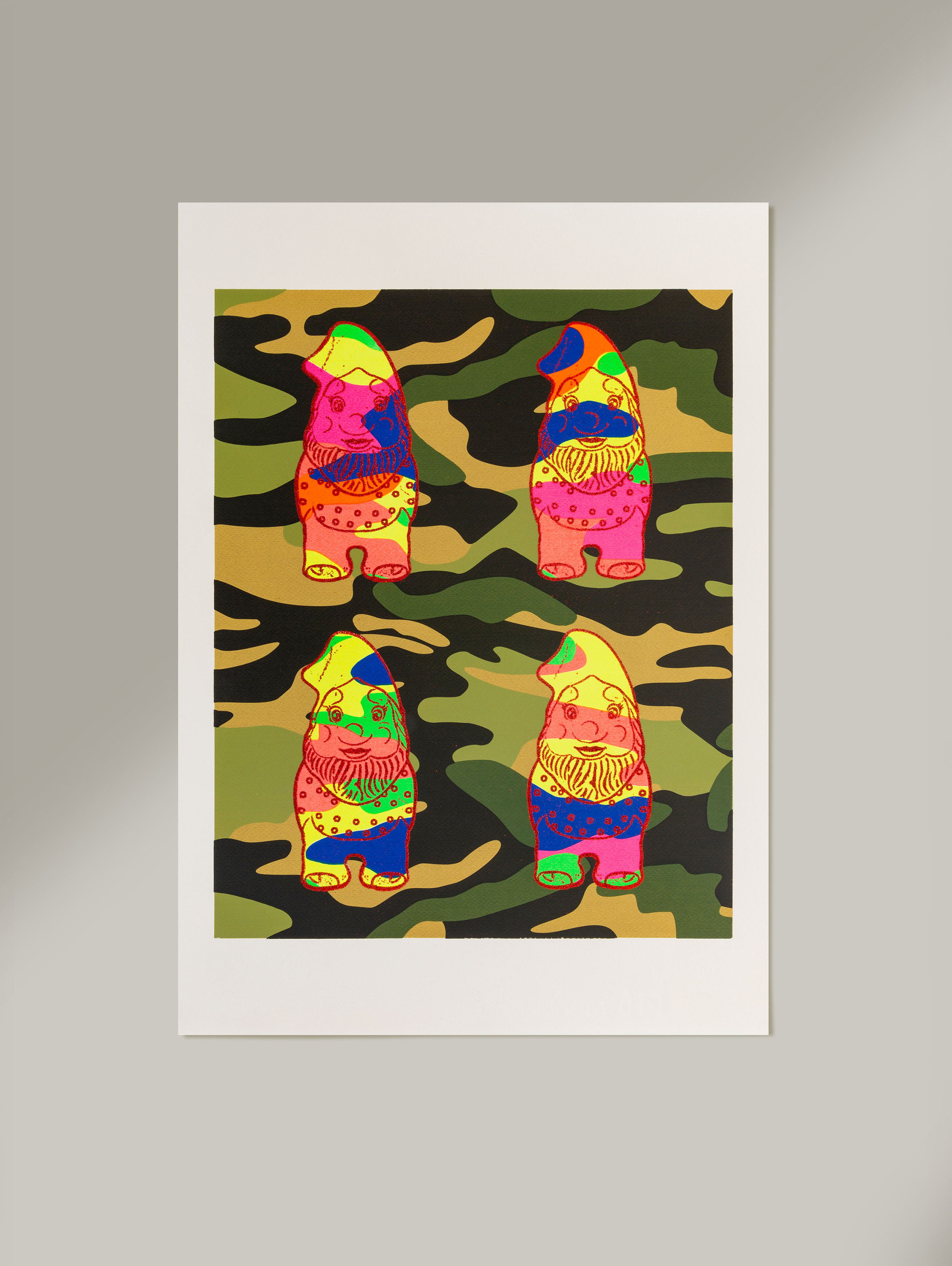 Illustrazione di gattoni con caratteri umani di vari colori e disegni, su uno sfondo a motivo camouflage verde, nero, beige e marrone.