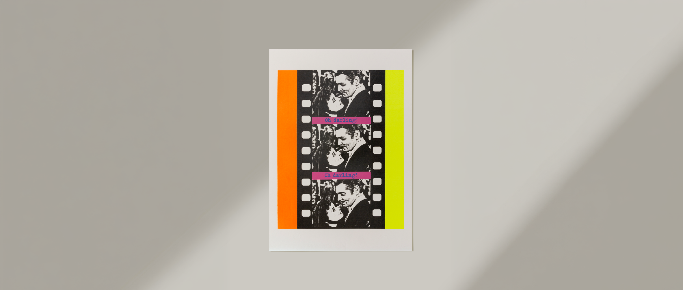 Poster con immagini in bianco e nero di un uomo e una donna in un film di fumetti, con bande colorate arancione, rosa e gialla e le scritte 'Oh darling!' in viola.