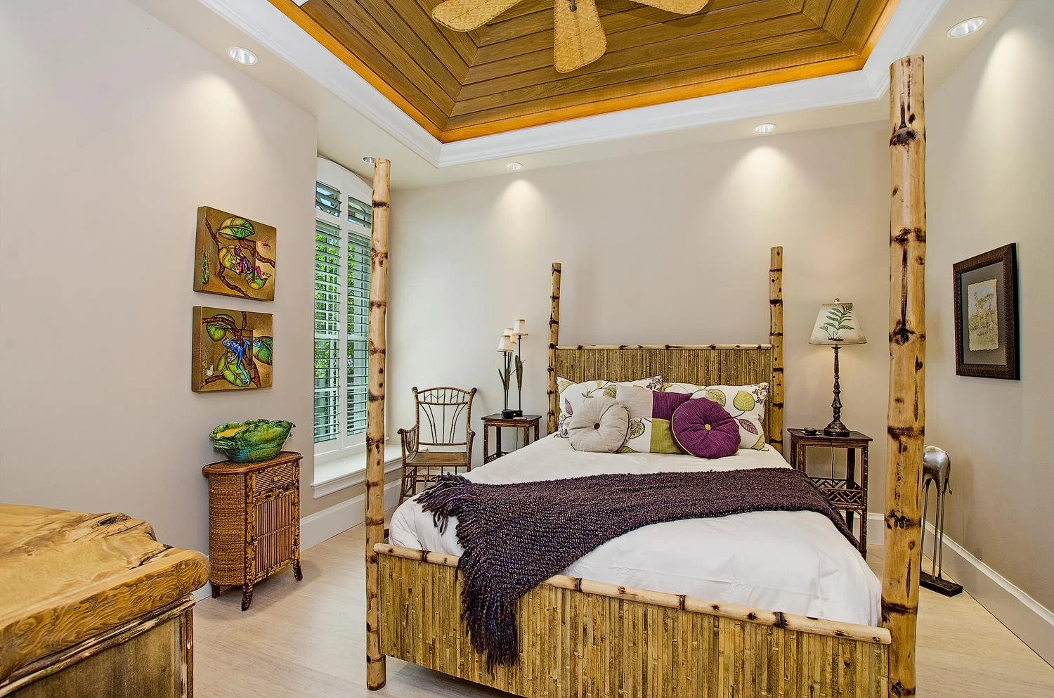 640 East Lake Drive Naples FL-large-010-10-GuestBed-1500x994-72dpi.jpg