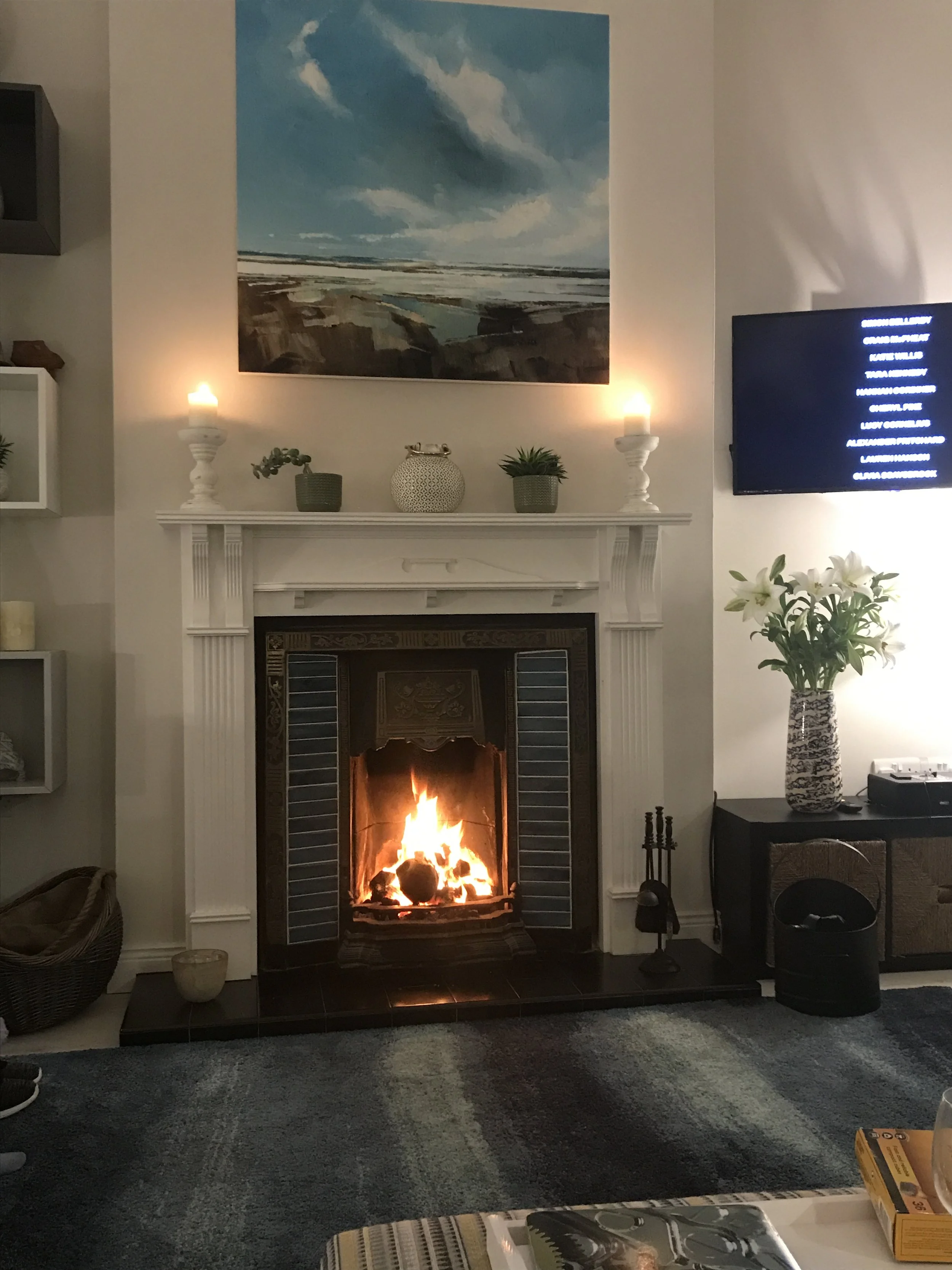 Roaring fire. Perfect for winter evening after a bracing walk along the beach.