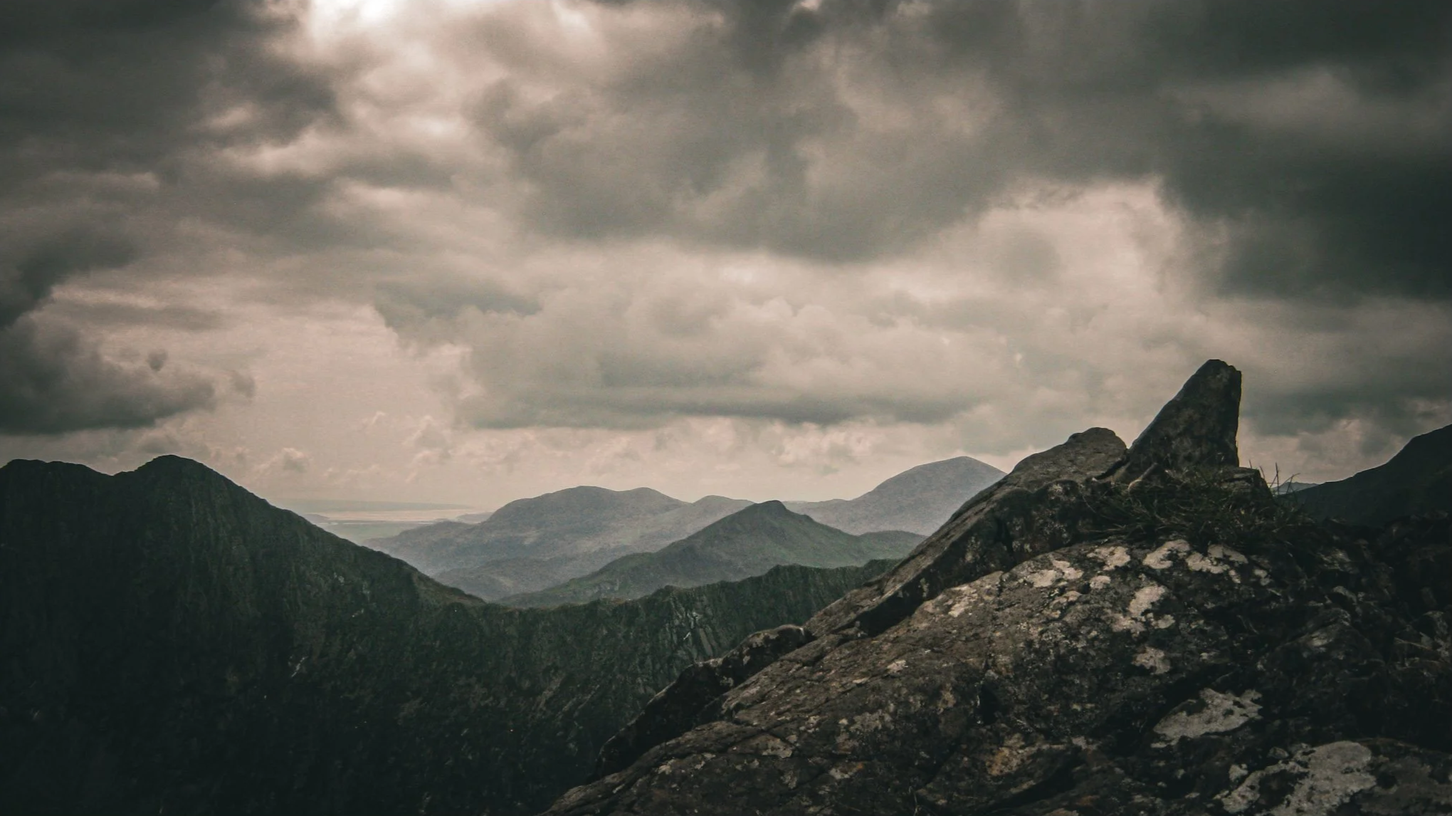 Mountain+summit+view+with+pointed+rock.png