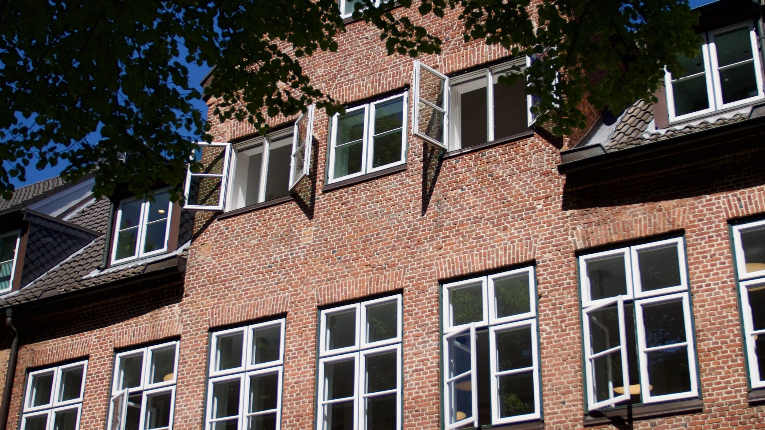 Mehrfamilienhaus mit Backsteinfassade – Mietverwaltung für Eigentümer vermieteter Immobilien. Hamburg und Umgebung