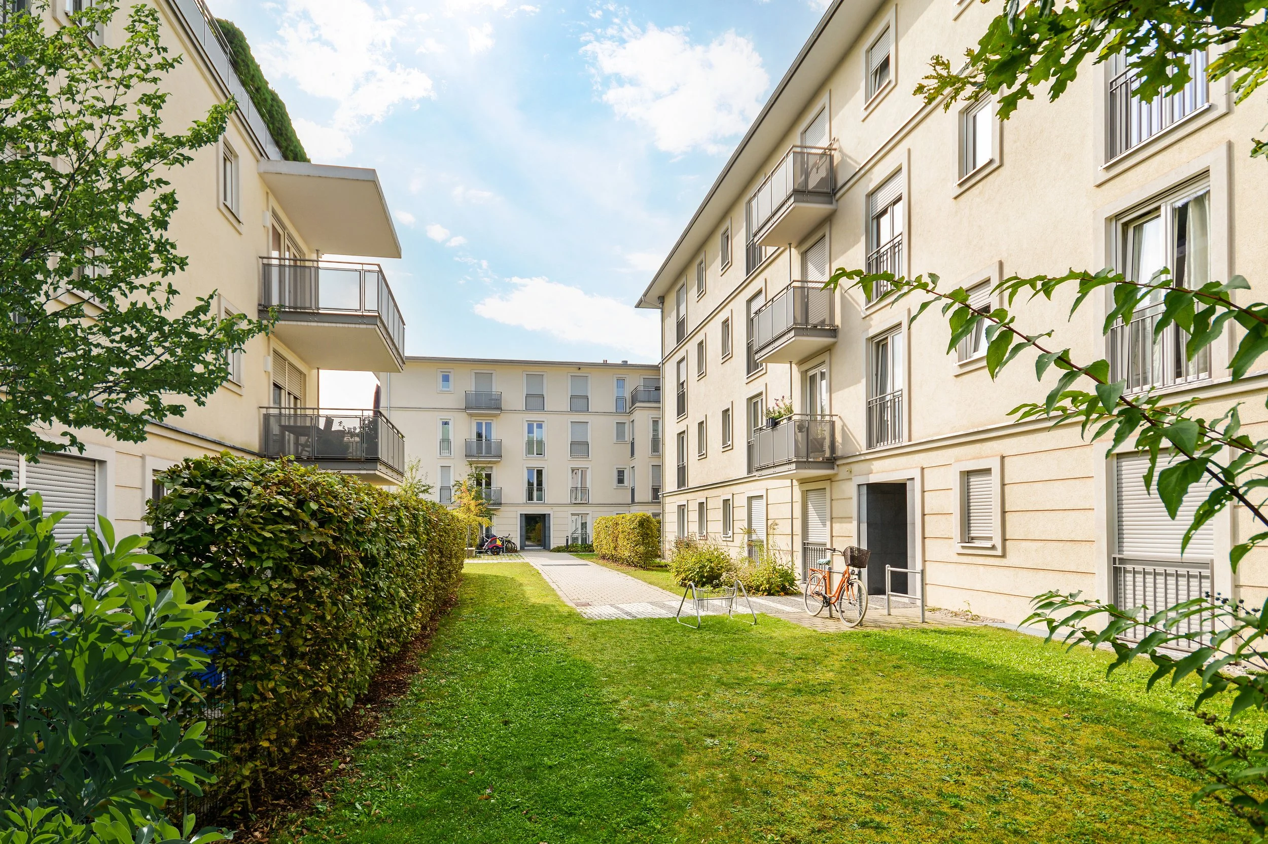 Gepflegte Wohnanlage einer Wohnungseigentümergemeinschaft mit Balkonen und Grünanlage – professionelle WEG-Hausverwaltung für Wohnungseigentümer