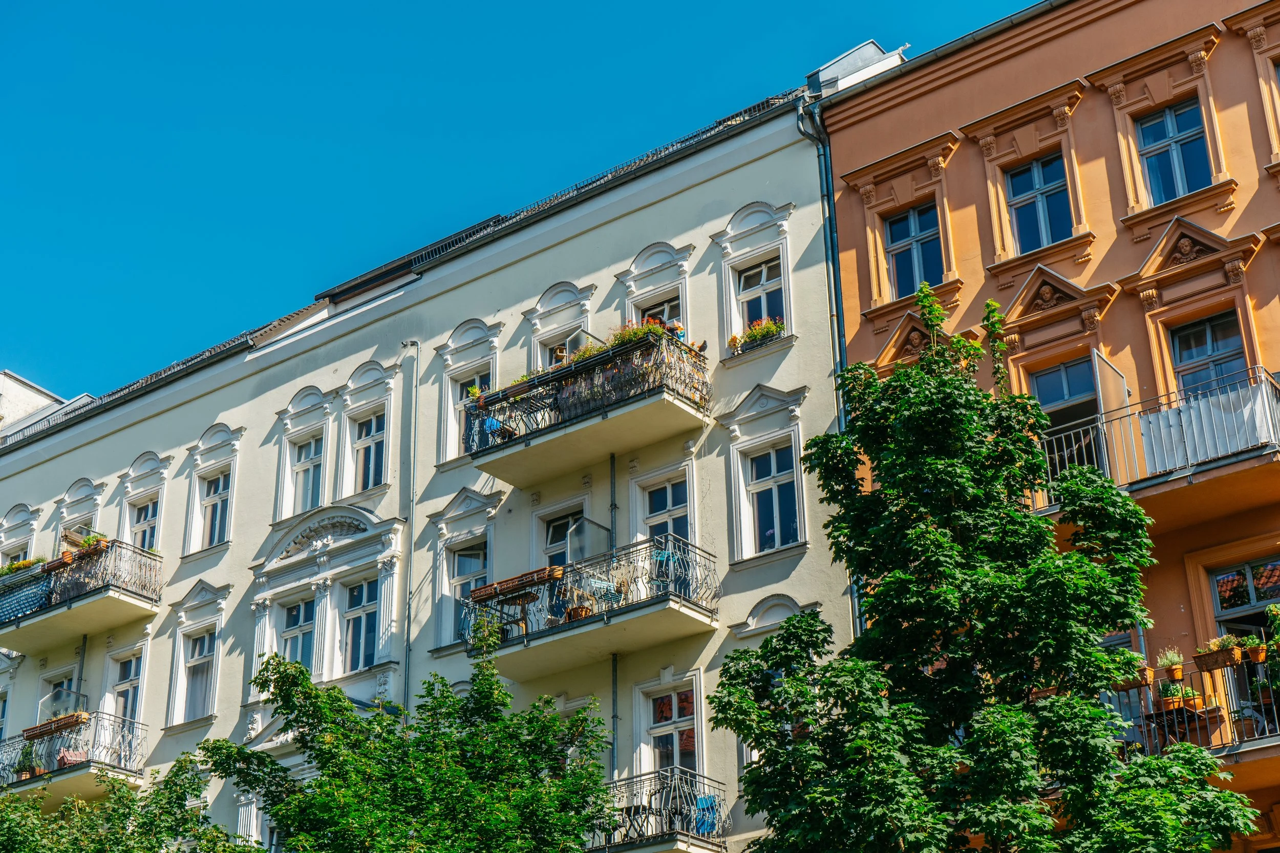 Mehrfamilienhaus mit Balkonen und Grünanlage – WEG-Hausverwaltung für Wohnungseigentümer