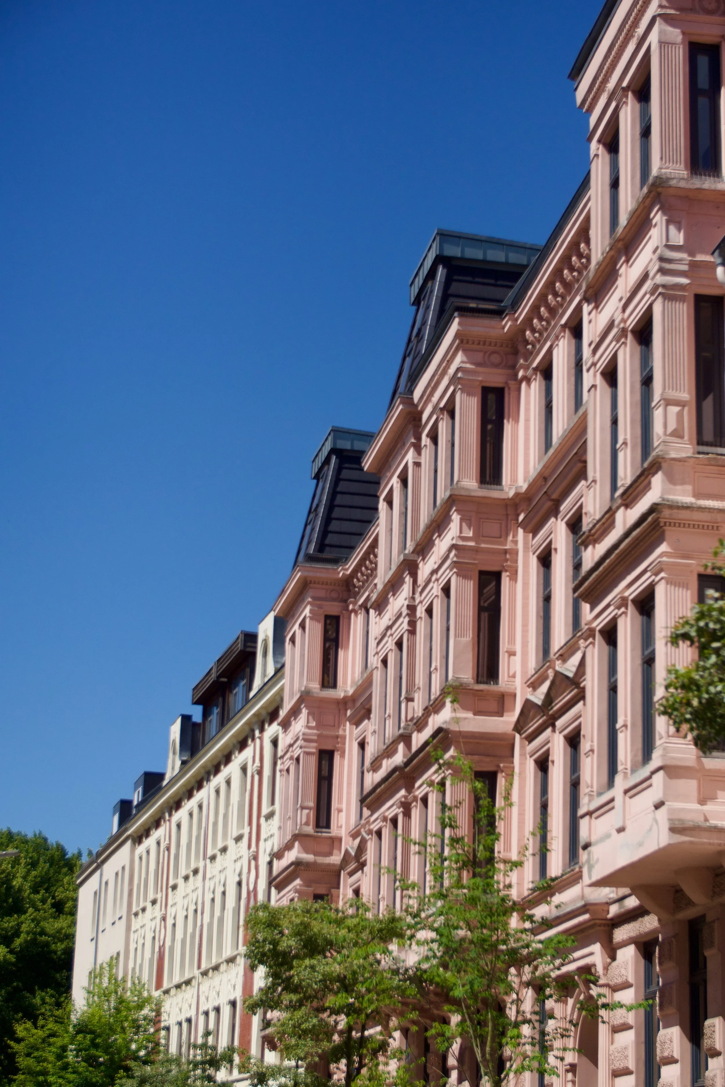 Mehrfamilienhaus als Beispiel für die WEG-Verwaltung einer Wohnungseigentümergemeinschaft. Hamburg und Schleswig-Holstein