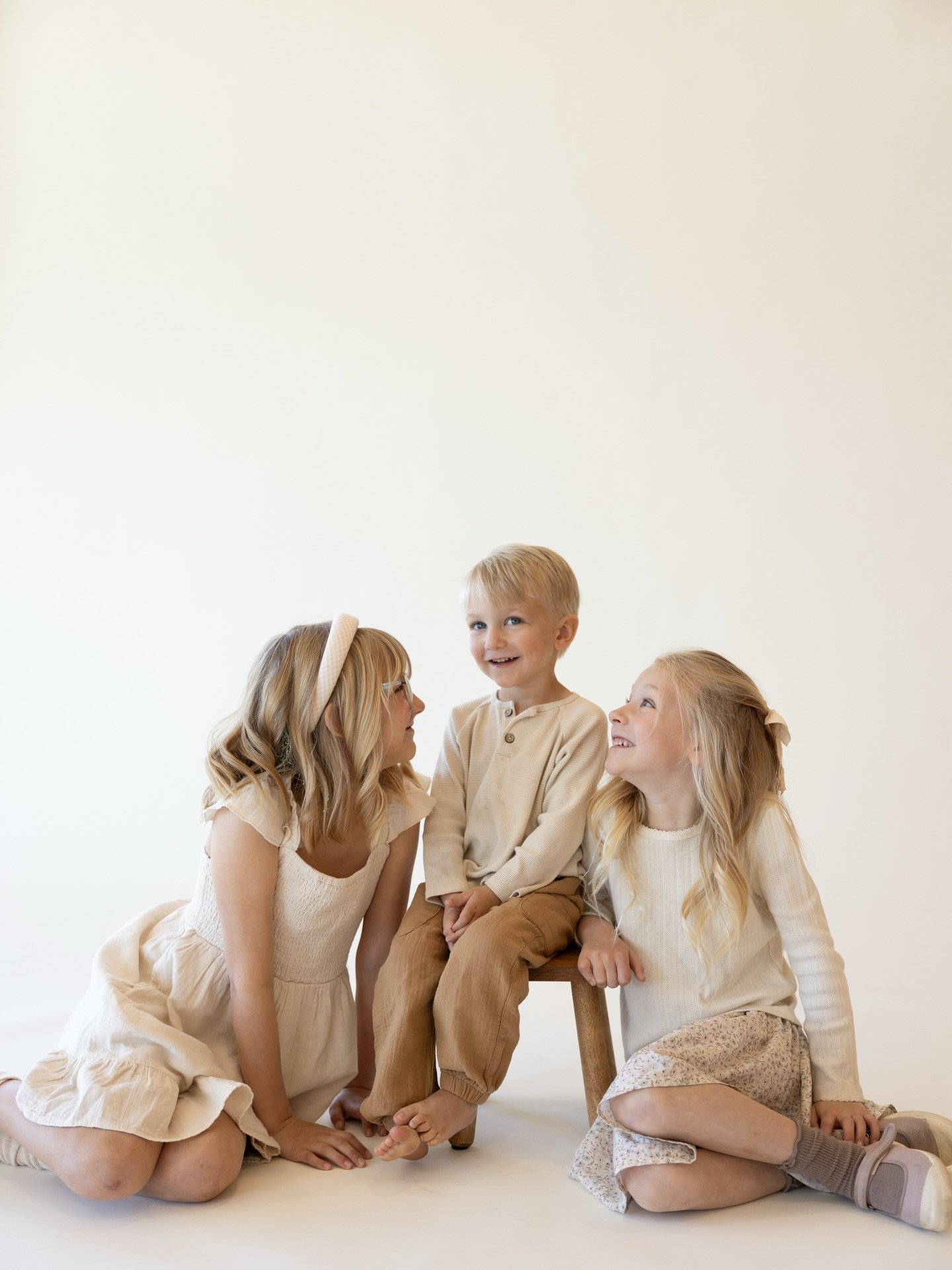Have to share Willow&rsquo;s very first models!! The perfect space for mommy &amp; me&rsquo;s ♡ 

photographer: @emmabrookephoto 

#kansascityphotostudio #willowstudios #kcphotostudio