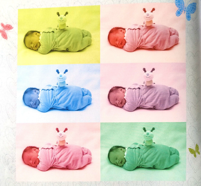 Un collage de six photos d'un bébé allongé, chaque photo a un filtre de couleur différente : jaune, rose, bleu, violet, rose foncé, vert. Le bébé porte une tenue grise et repose sur le ventre, avec une peluche en forme de chenille posée sur son dos.