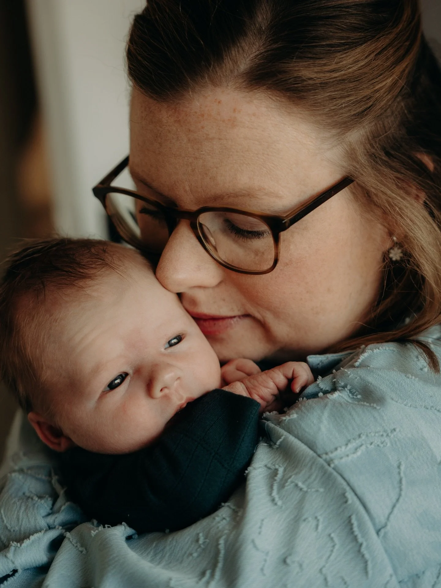 Veel moeders zijn vooraf bang dat hun baby &lsquo;niet meewerkt&rsquo;.
Maar pasgeboren baby&rsquo;s hoeven dat ook niet.
We volgen het ritme van je kindje met alle tijd voor voedingen, rust en nabijheid. Nieuw leven, geen haast 💜

Wil jij dit ook? 