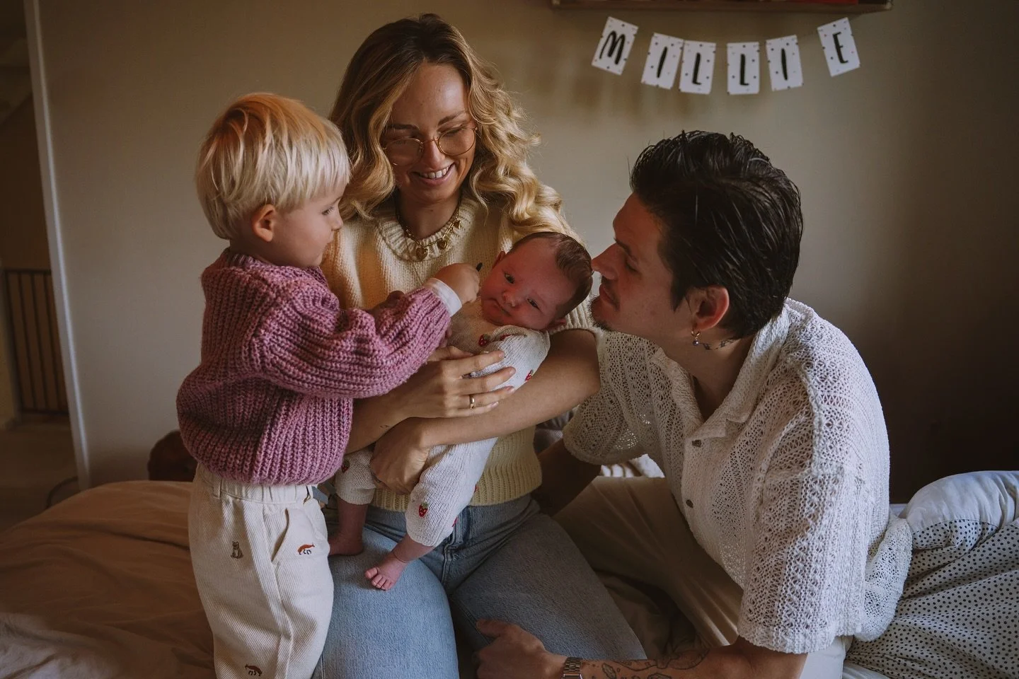 Tussen alle portretjes door vergeet ik af en toe ook ander werk te delen, even geleden was ik op zondagochtend bij dit leuke gezin voor een shoot 🤎