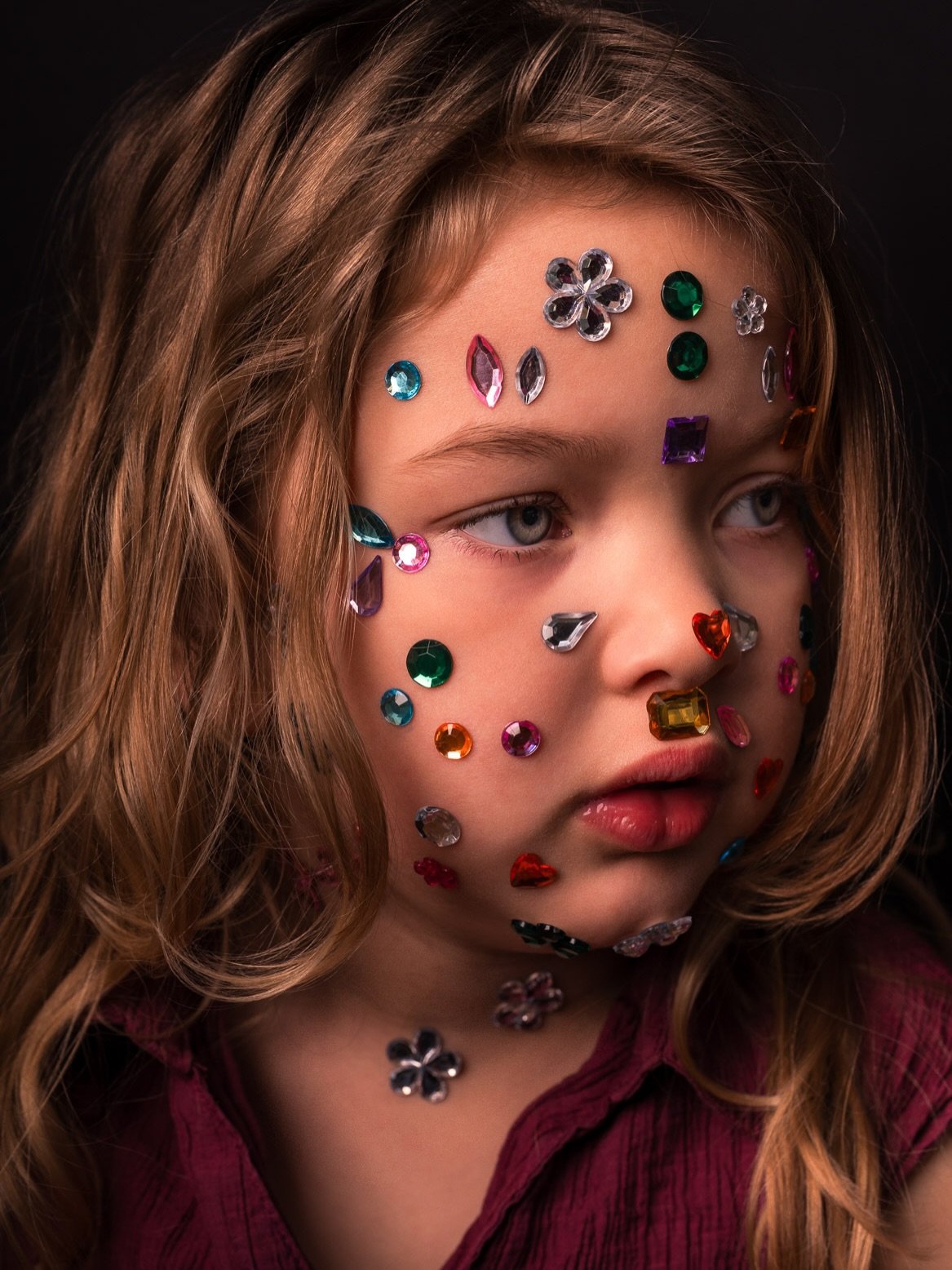 There she glows again. ✨🪩Een nieuwe lichtvormer en een beetje inspiratie van buitenlandse fotografen maakte dat m&rsquo;n mini weer even voor de lens moest verschijnen. Ik heb zoveel leuke ideeen om uit te werken maar echt te weinig tijd om alles oo