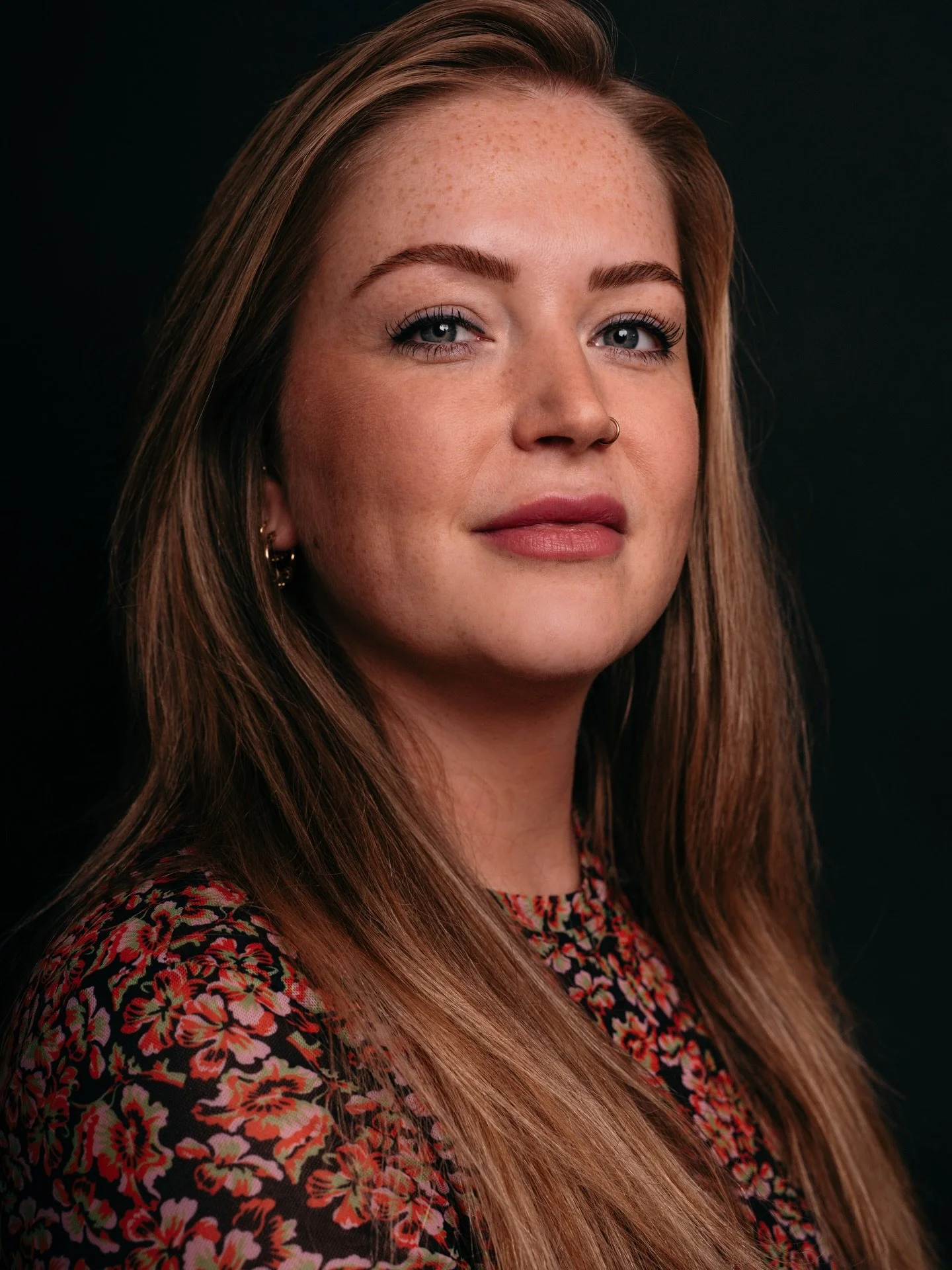 Steeds vaker word ik gevraagd voor zakelijke portretten, en dat vind ik leuuuuk! Naast de kinderportretten die ik fotografeer, merk ik dat veel ondernemers behoefte hebben aan sterke, authentieke foto&rsquo;s voor hun LinkedIn en website.
Bij een zak