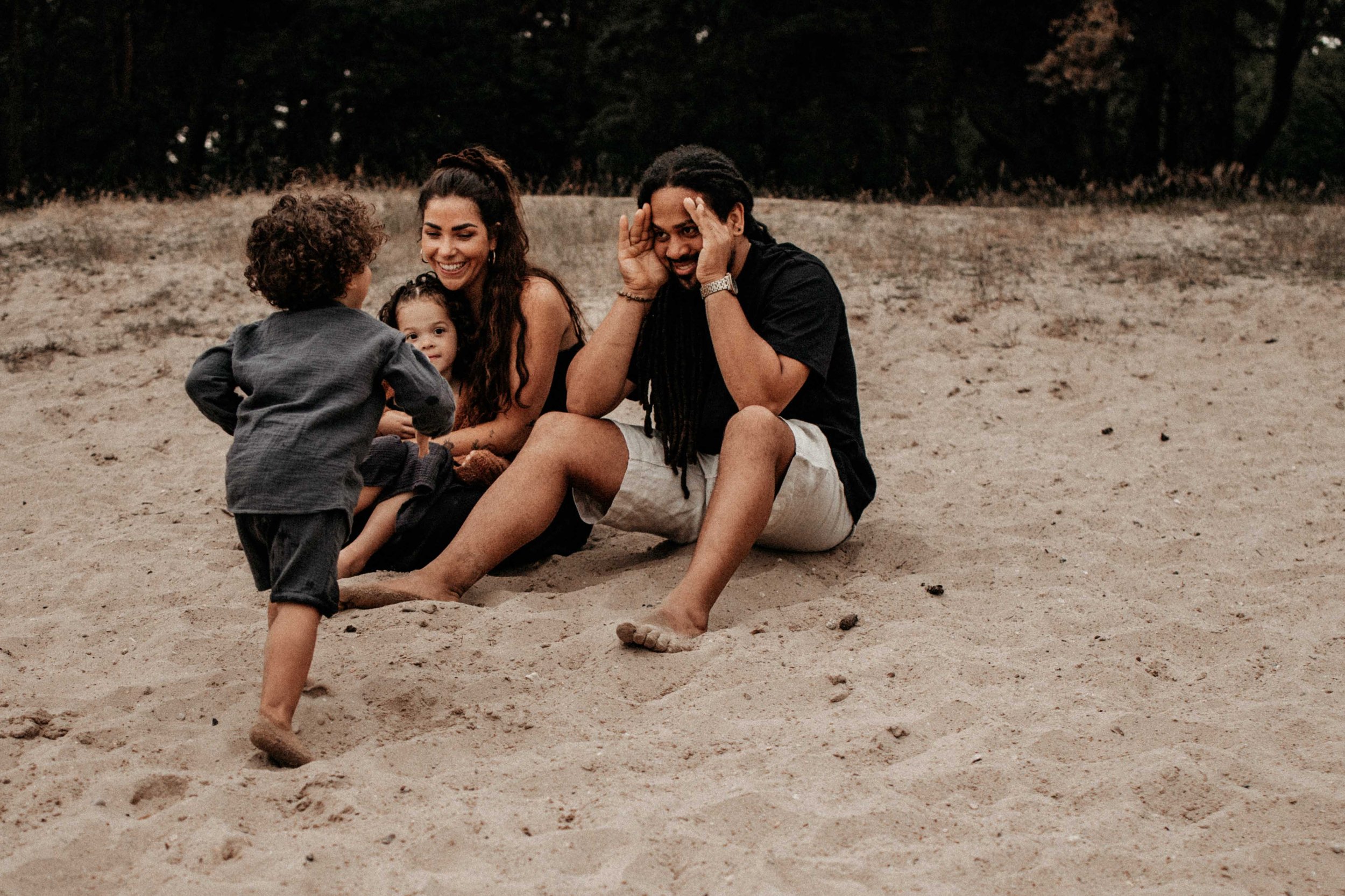 Foto van gezin van vier op het strand