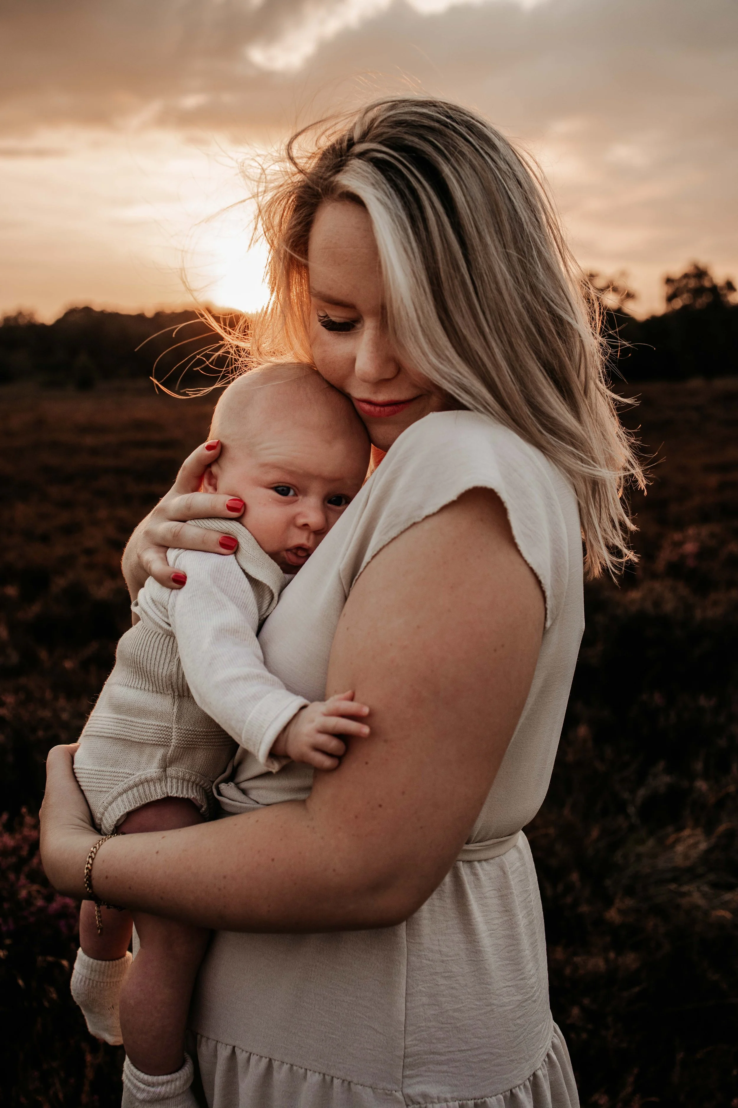 Foto van moeder en baby tijdens golden hour