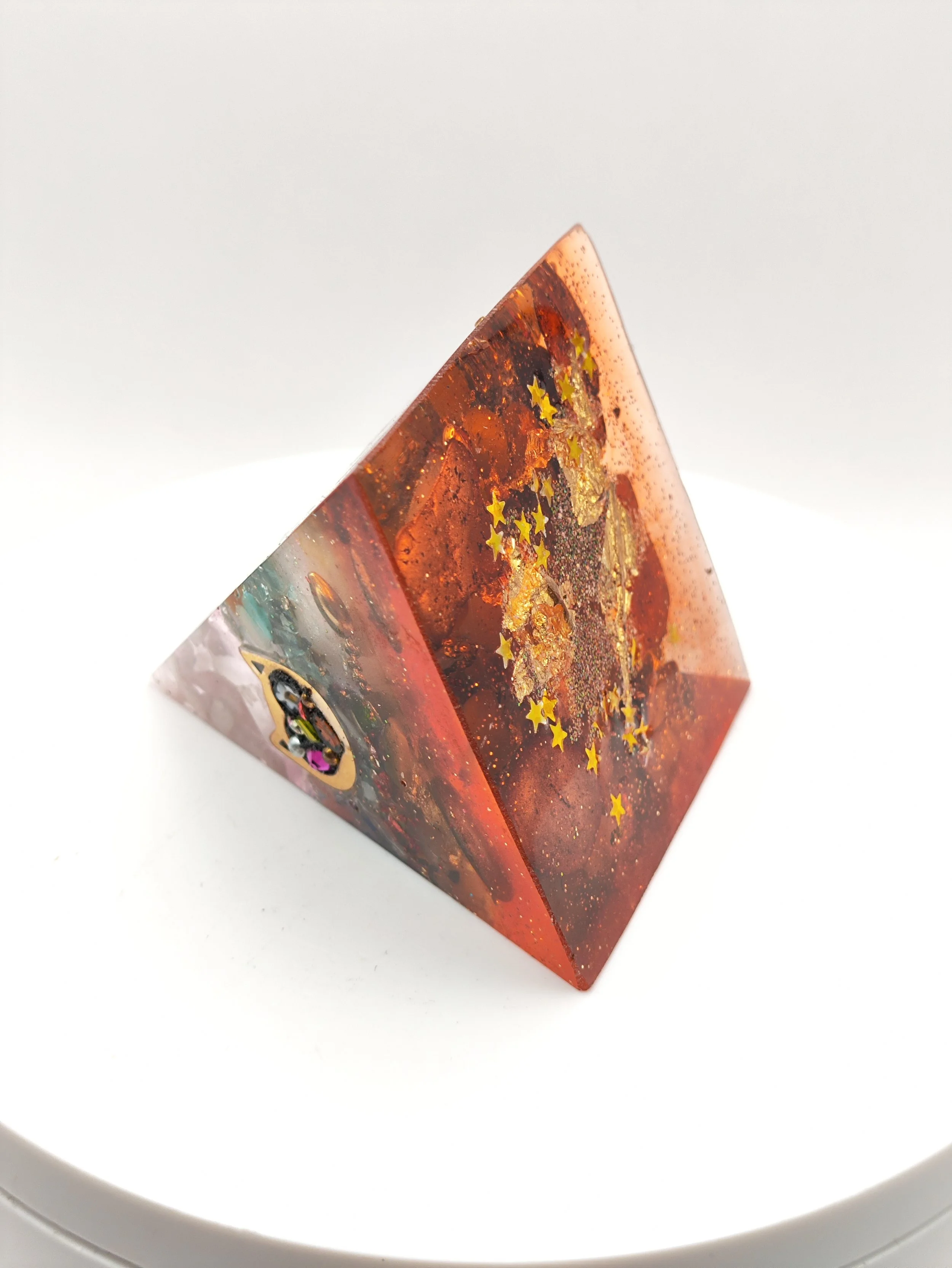 Orgonite pyramide Tete chat coeur