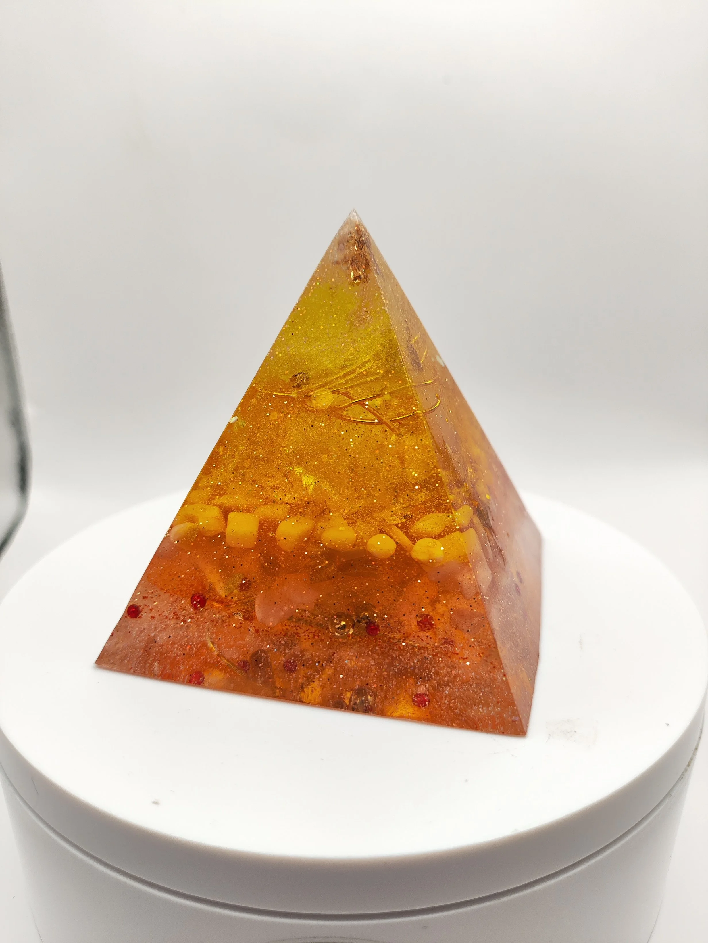 Orgonite en forme de pyramide
