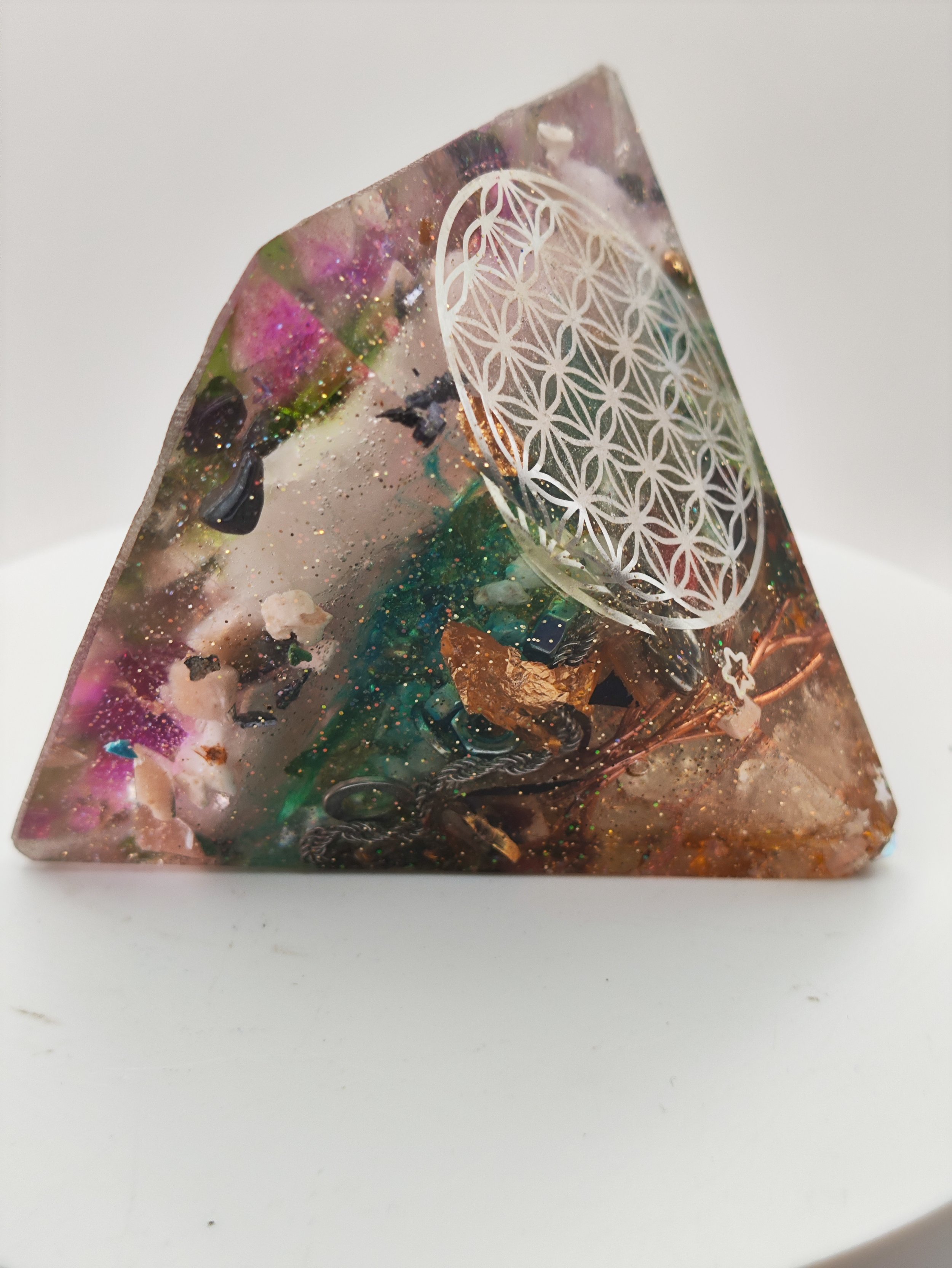 Orgonite pyramide sur lumiere naturelle