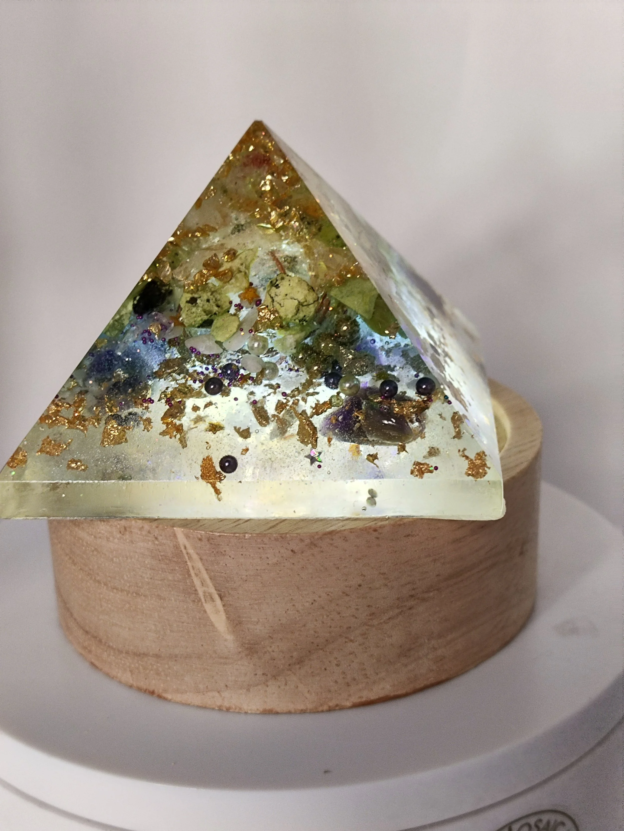 orgonite regeneratrice en pyramide de Gizeh
