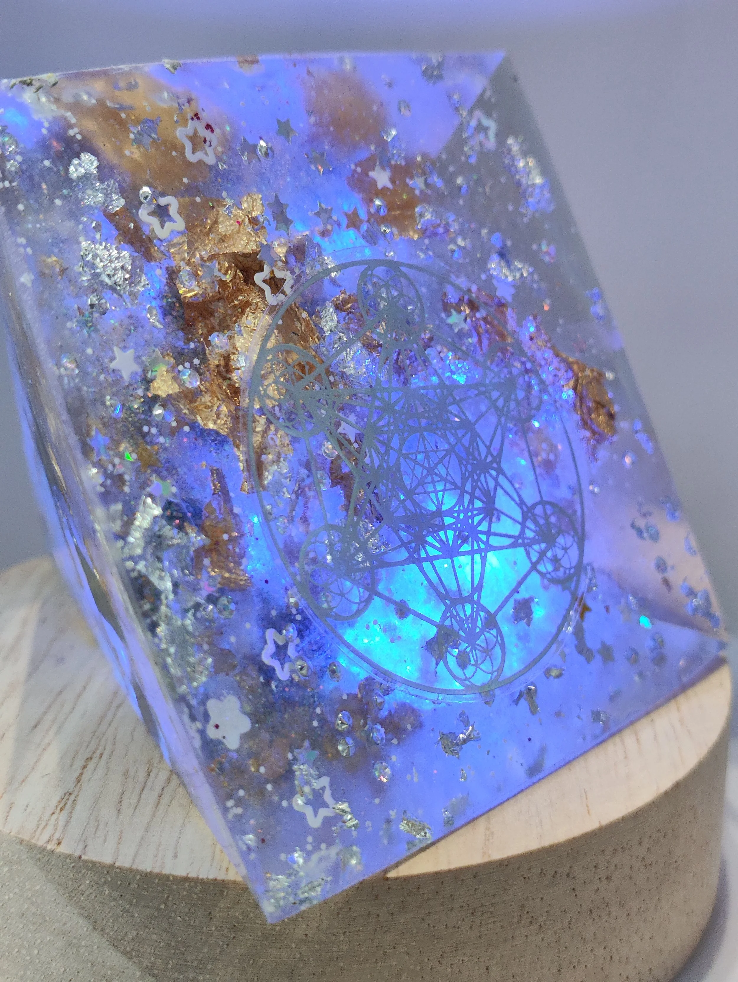 Orgonite en forme de pyramide