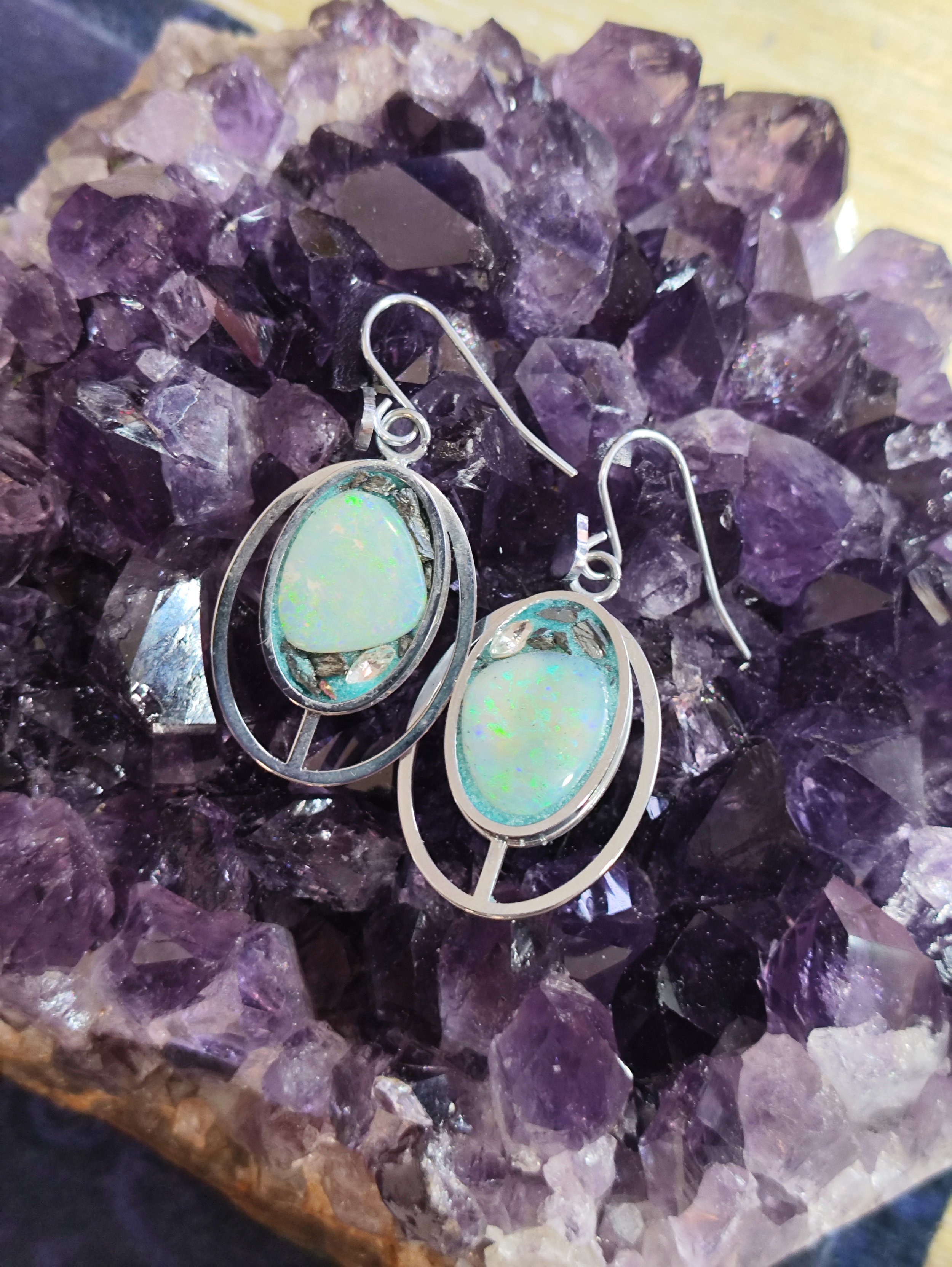 Double ovale  en boucles d oreilles plaque rhodium, opale d Australie, mine