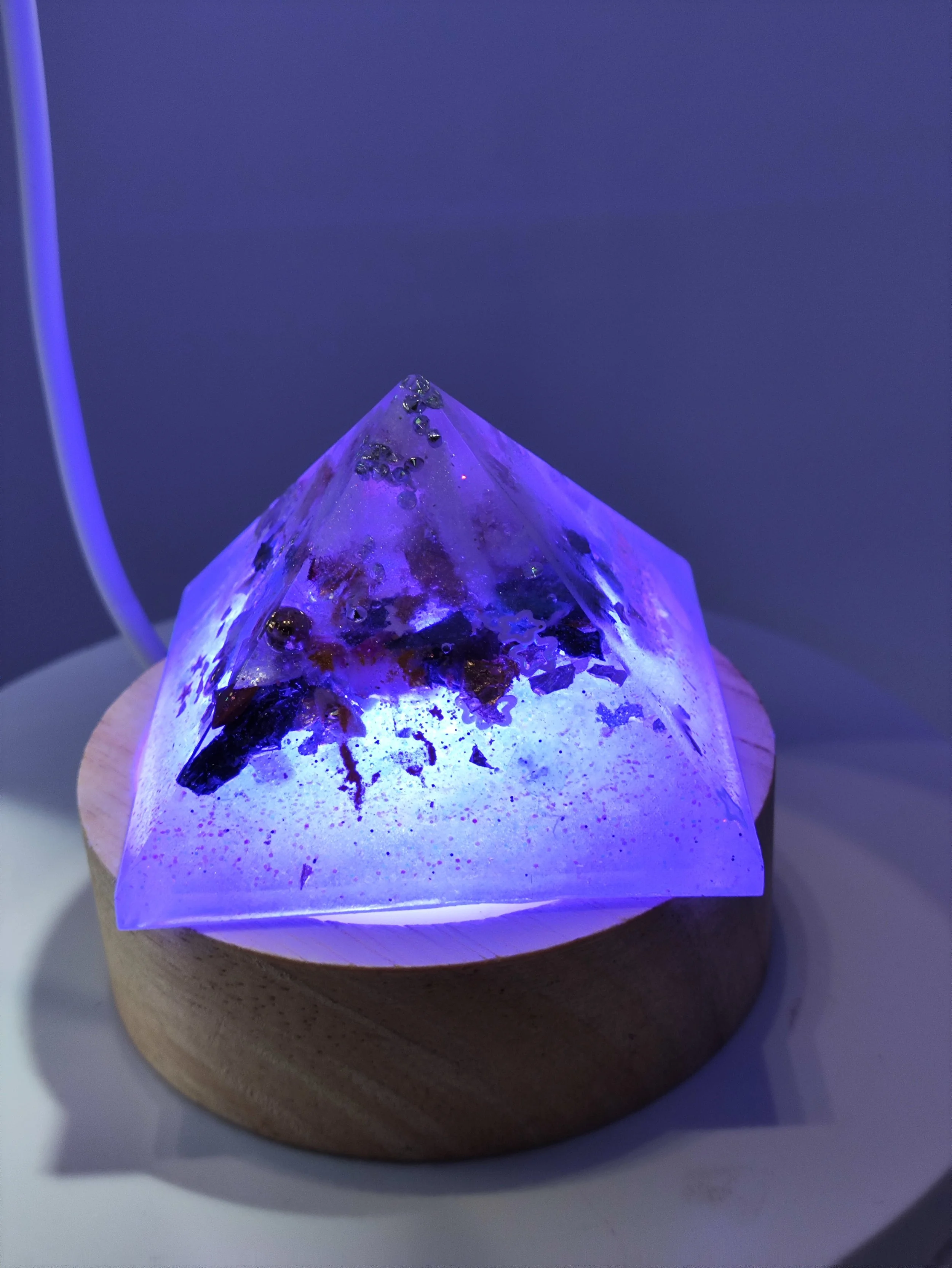 Pyramide orgonite regeneratrice geometrie sacree de Gizeh