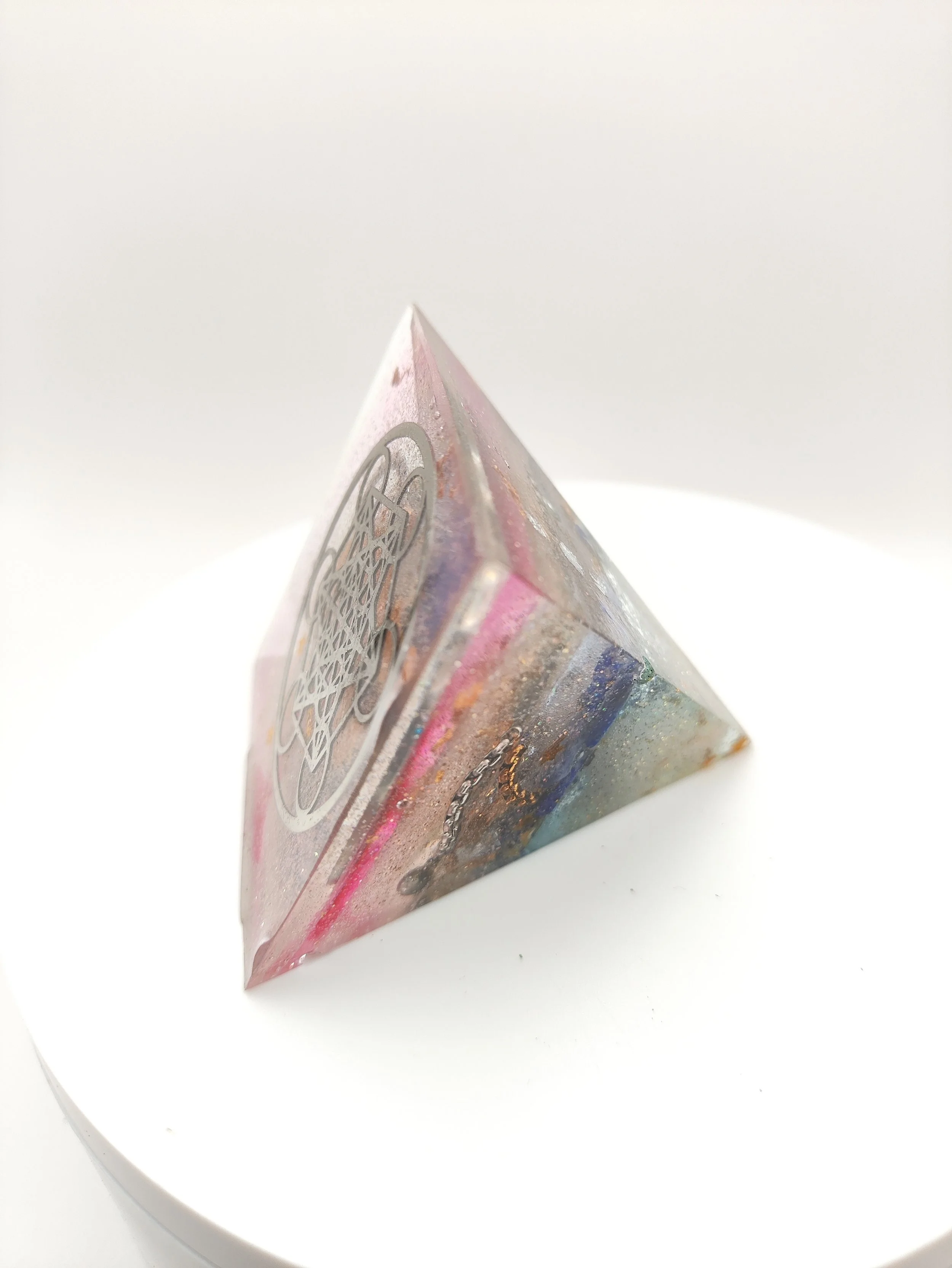 Orgonite en forme de pyramide avec symbole de Metatron