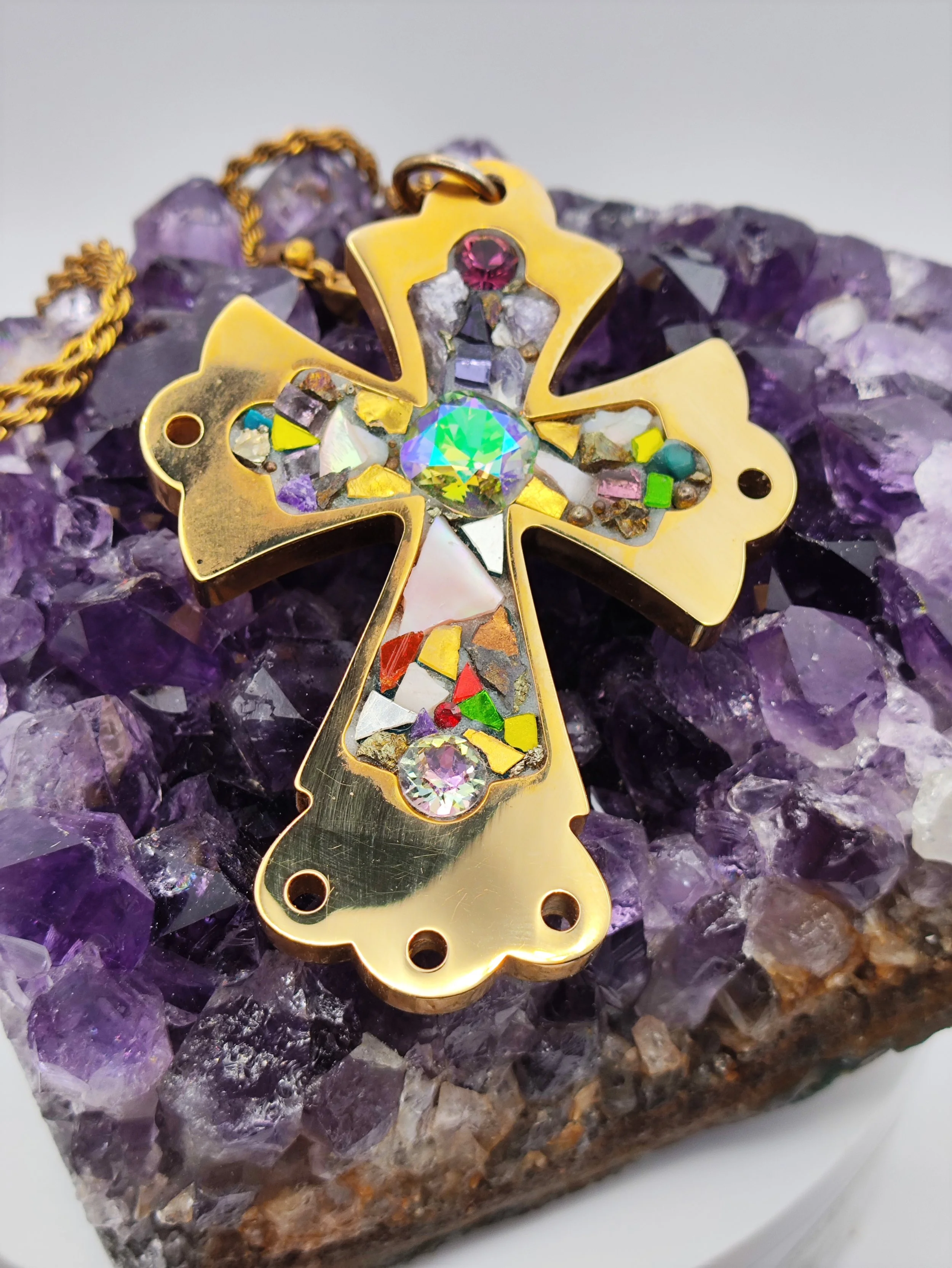 Croix pendentif mosaiquée or mat plaqué 18k