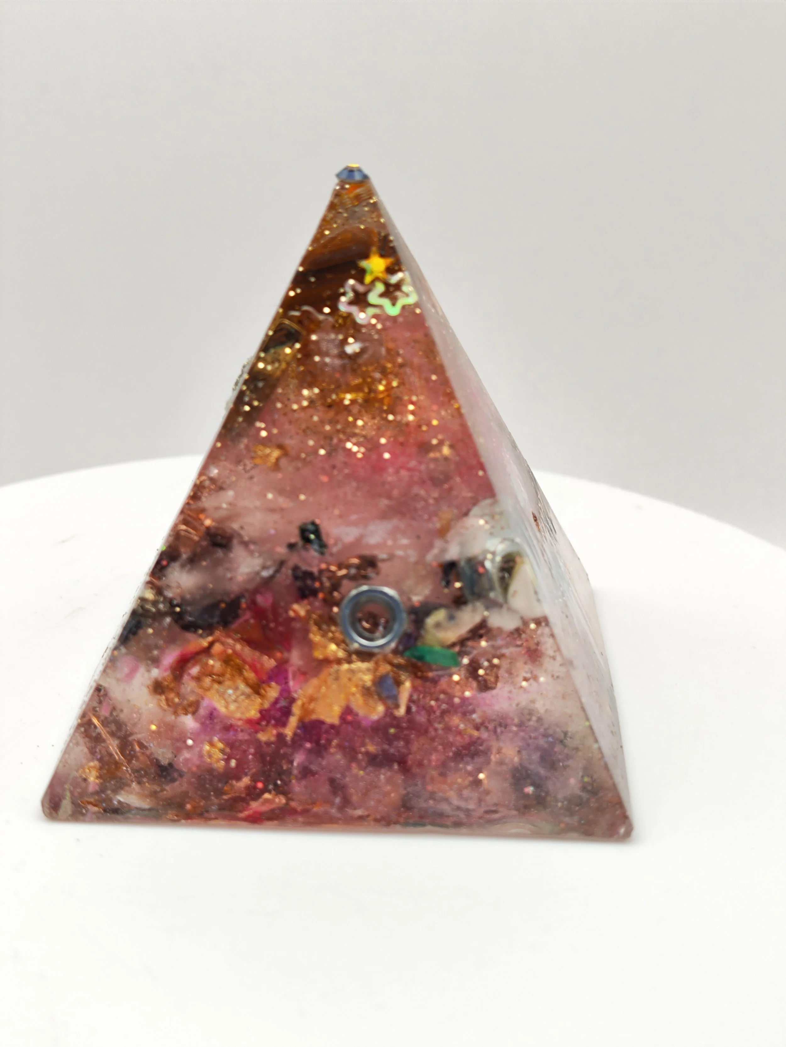 Orgonite pyramide chat coeur et Libellule