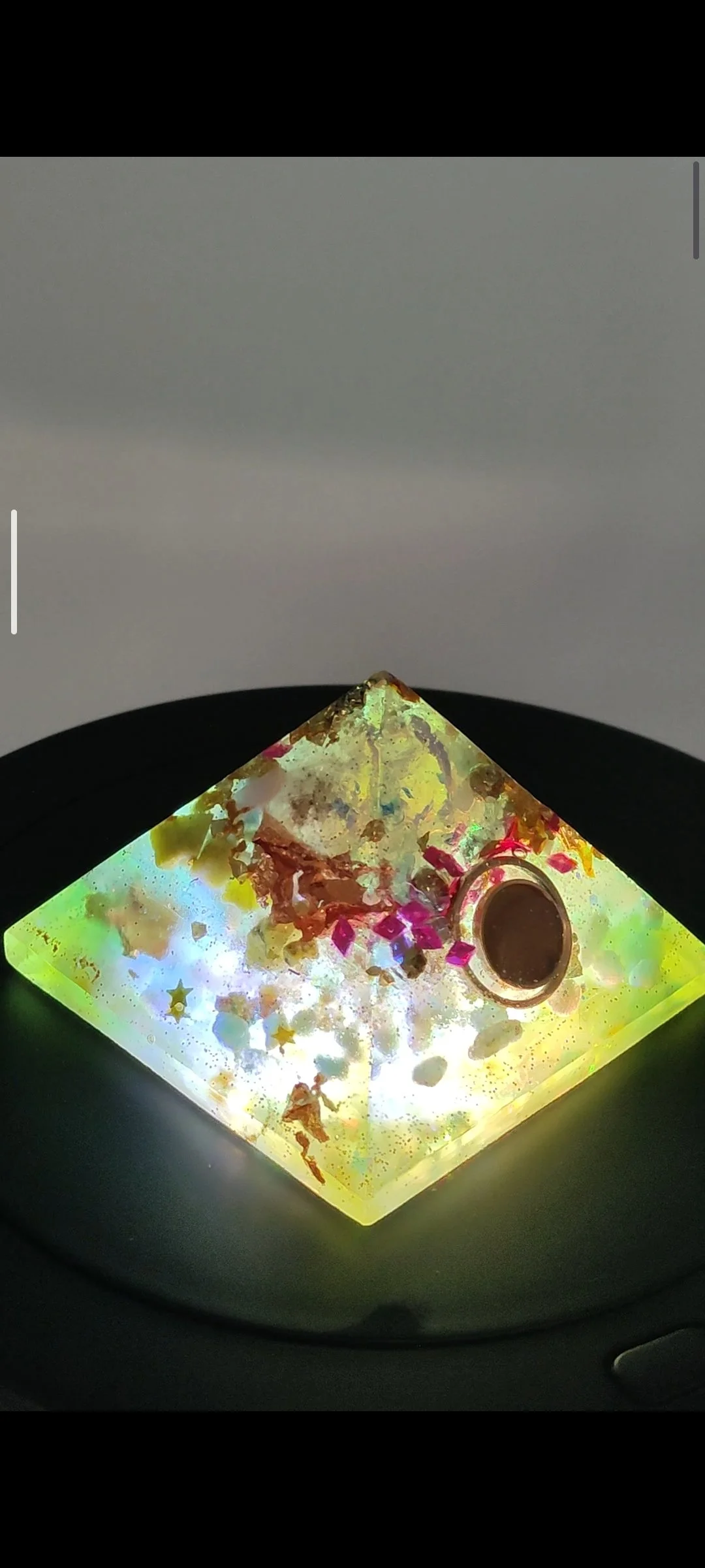 Orgonite en forme de pyramide Gizeh avec une Fleur de vie