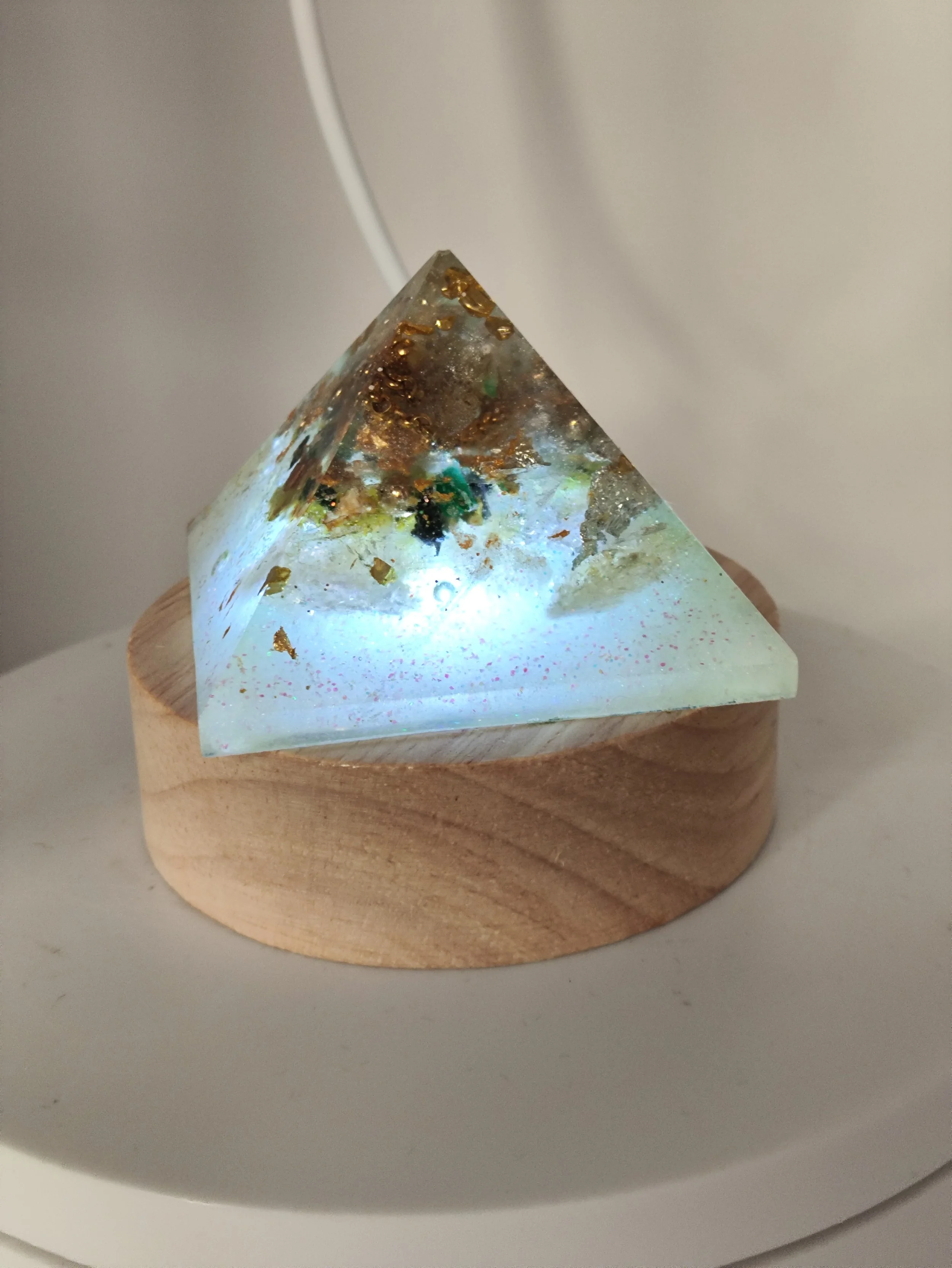 Orgonite pyramide Gizeh lumieres de couleurs, meditation garantie (Copy)