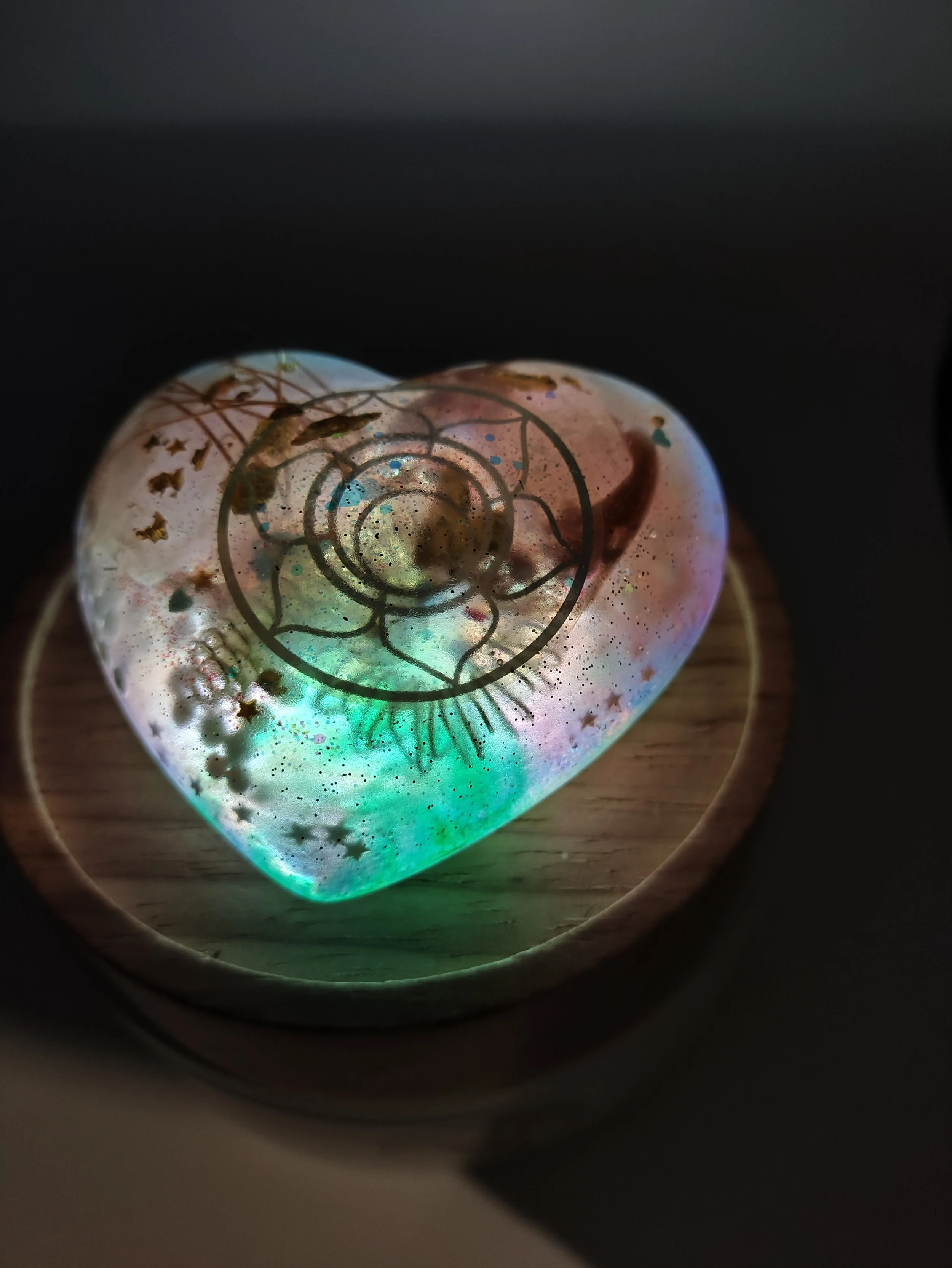 Coeur en orgonite pour se connecter