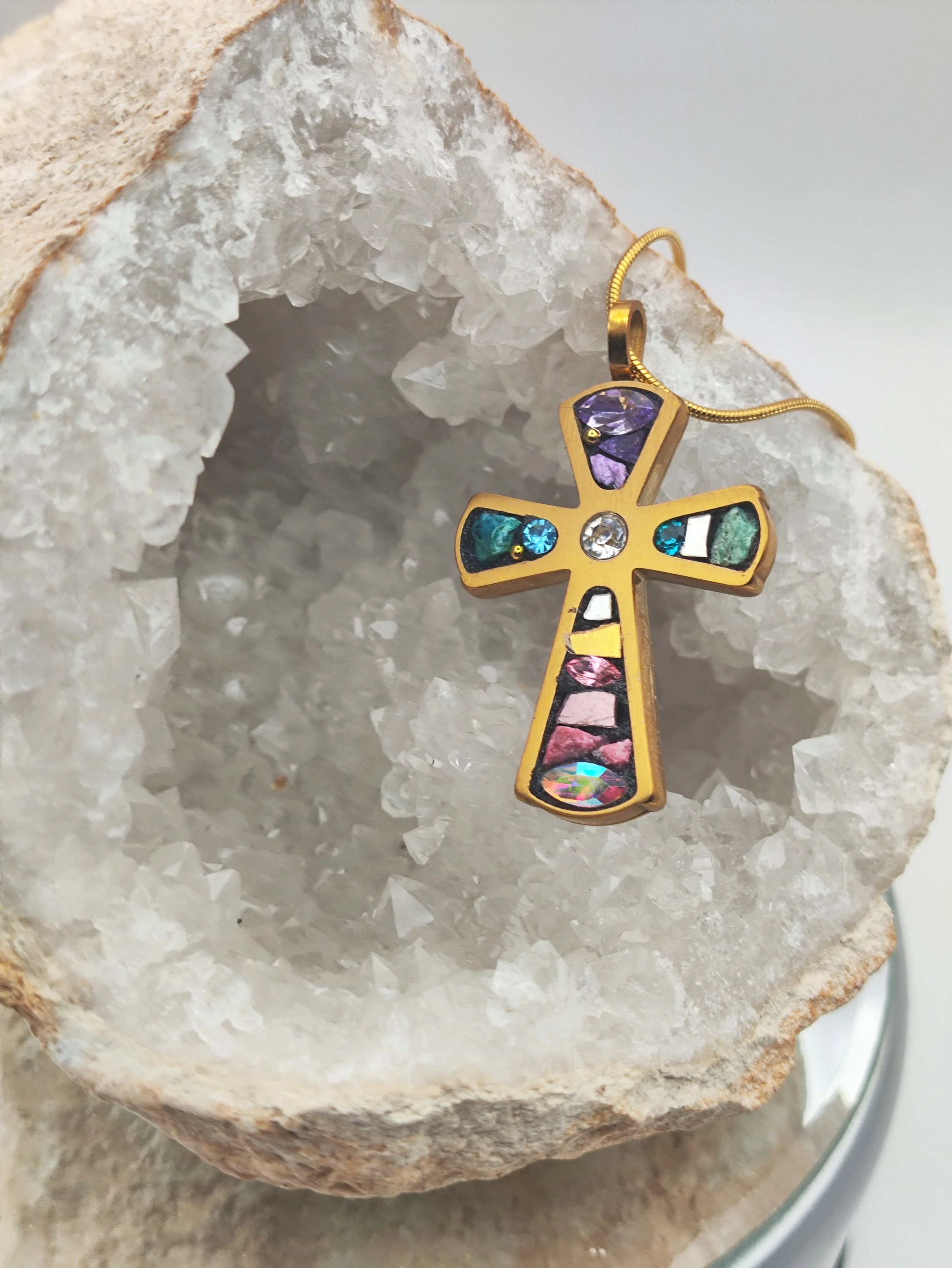 Croix pendentif mosaiquée