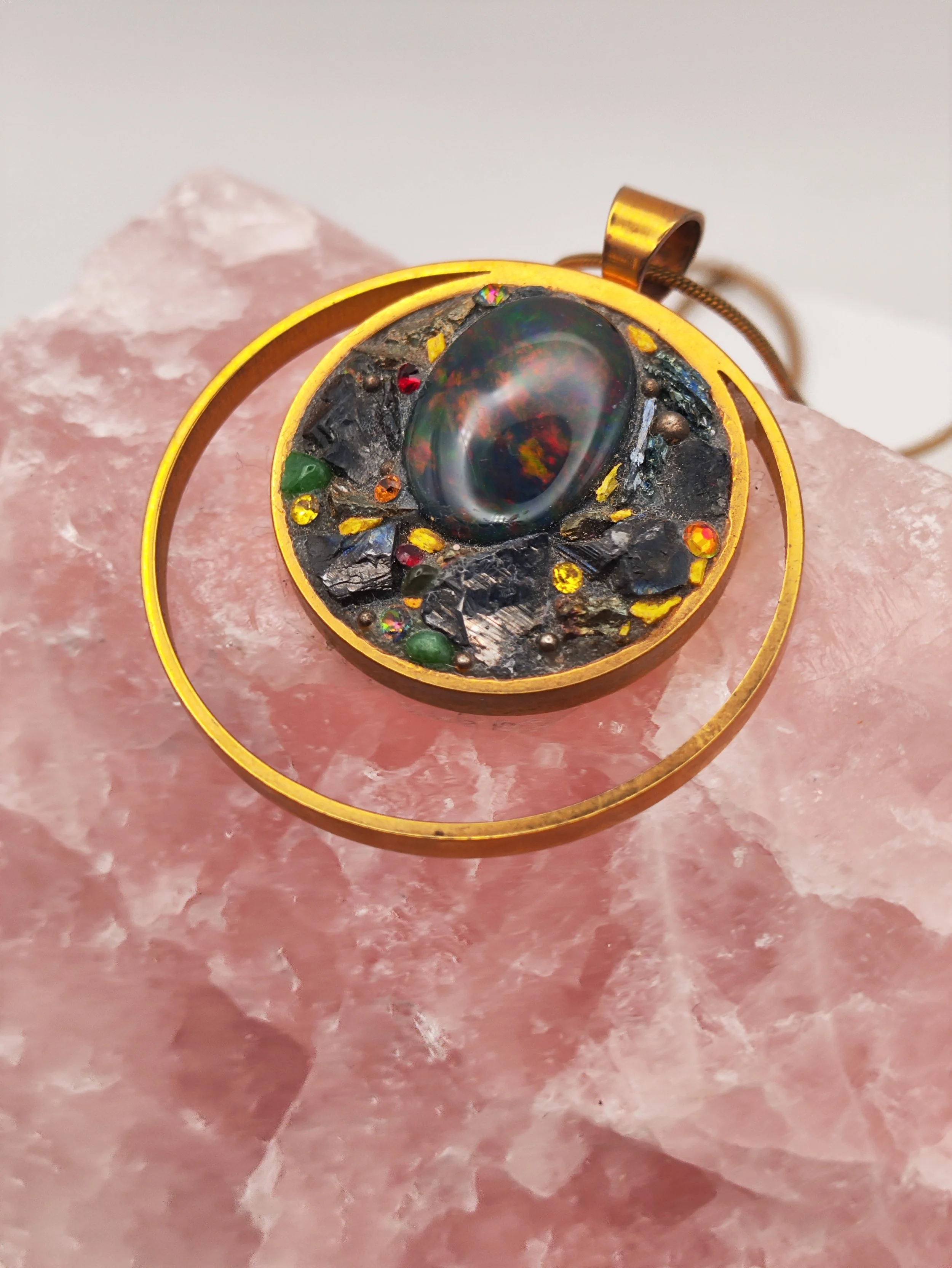 Opale noire en Pendentif double cercle pour réveiller votre creativite