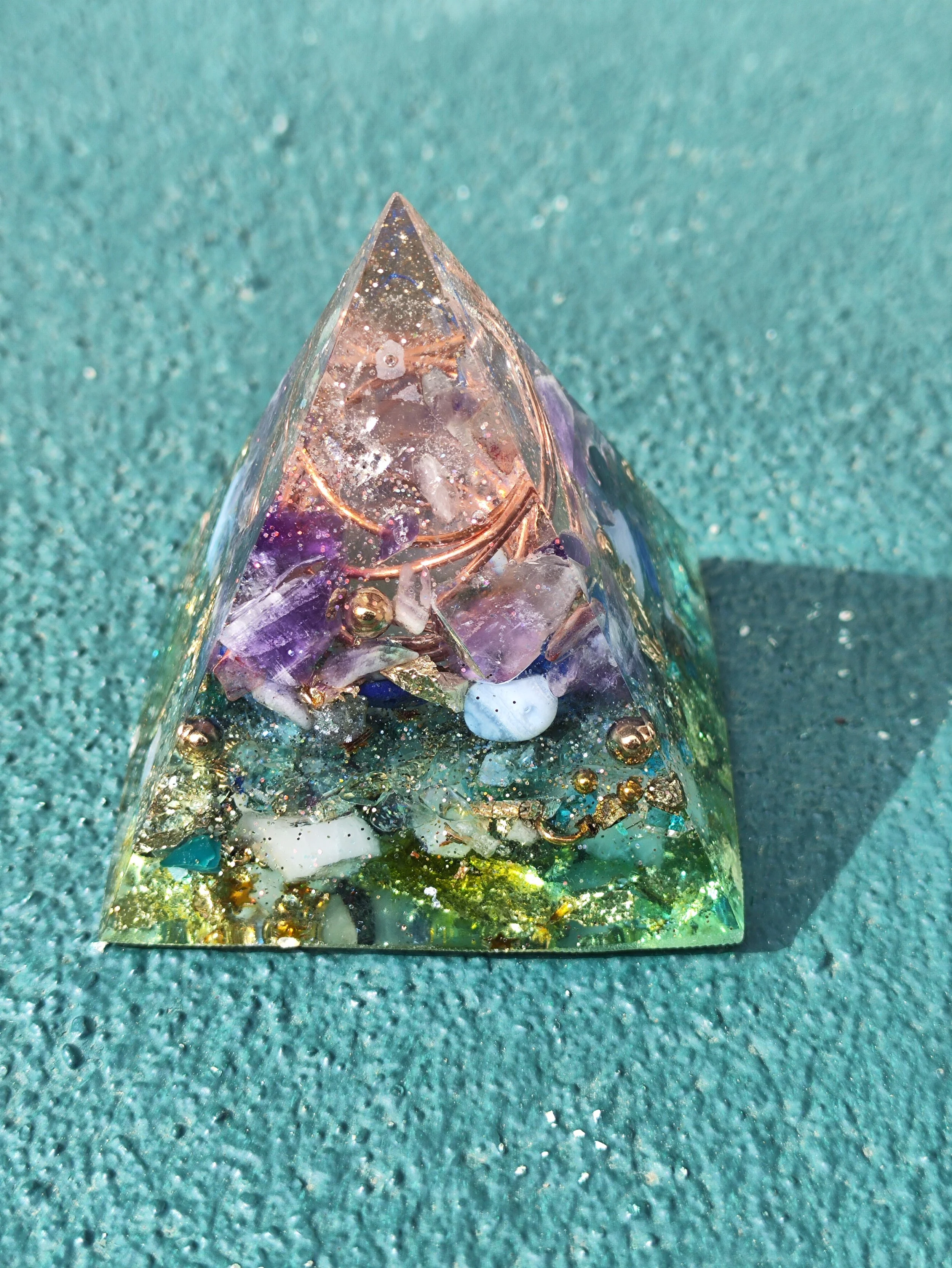 Orgonite en forme de pyramide
